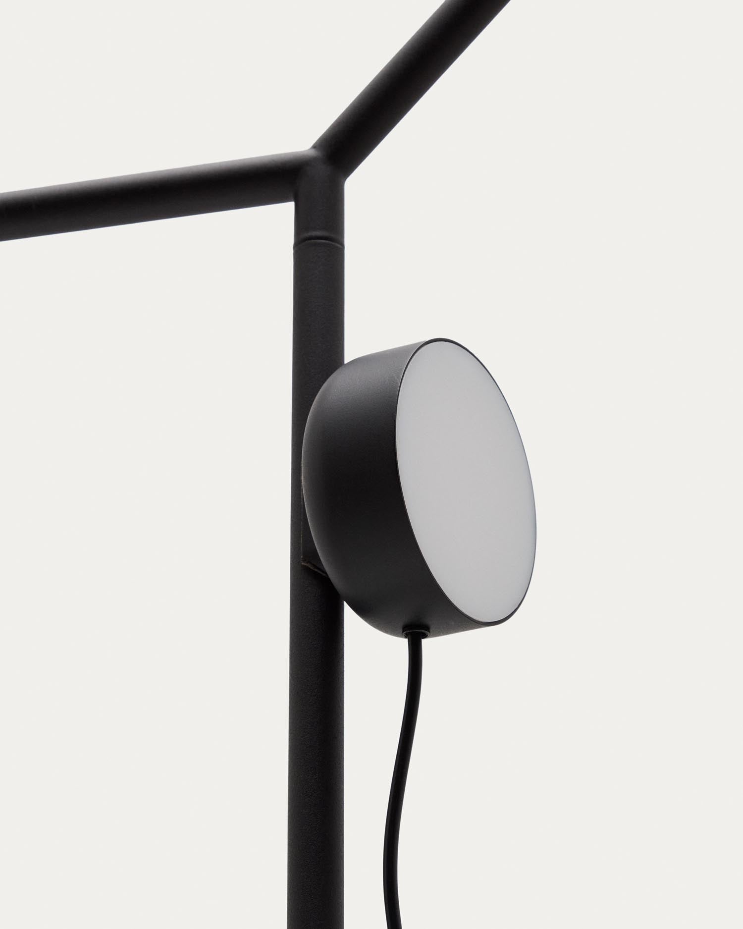 Die Stehlampe Orey von Kave Home besticht durch ihr elegantes, schwarzes Metalldesign und einen flexiblen, dimmbaren Lichtpunkt für individuelle Beleuchtung.