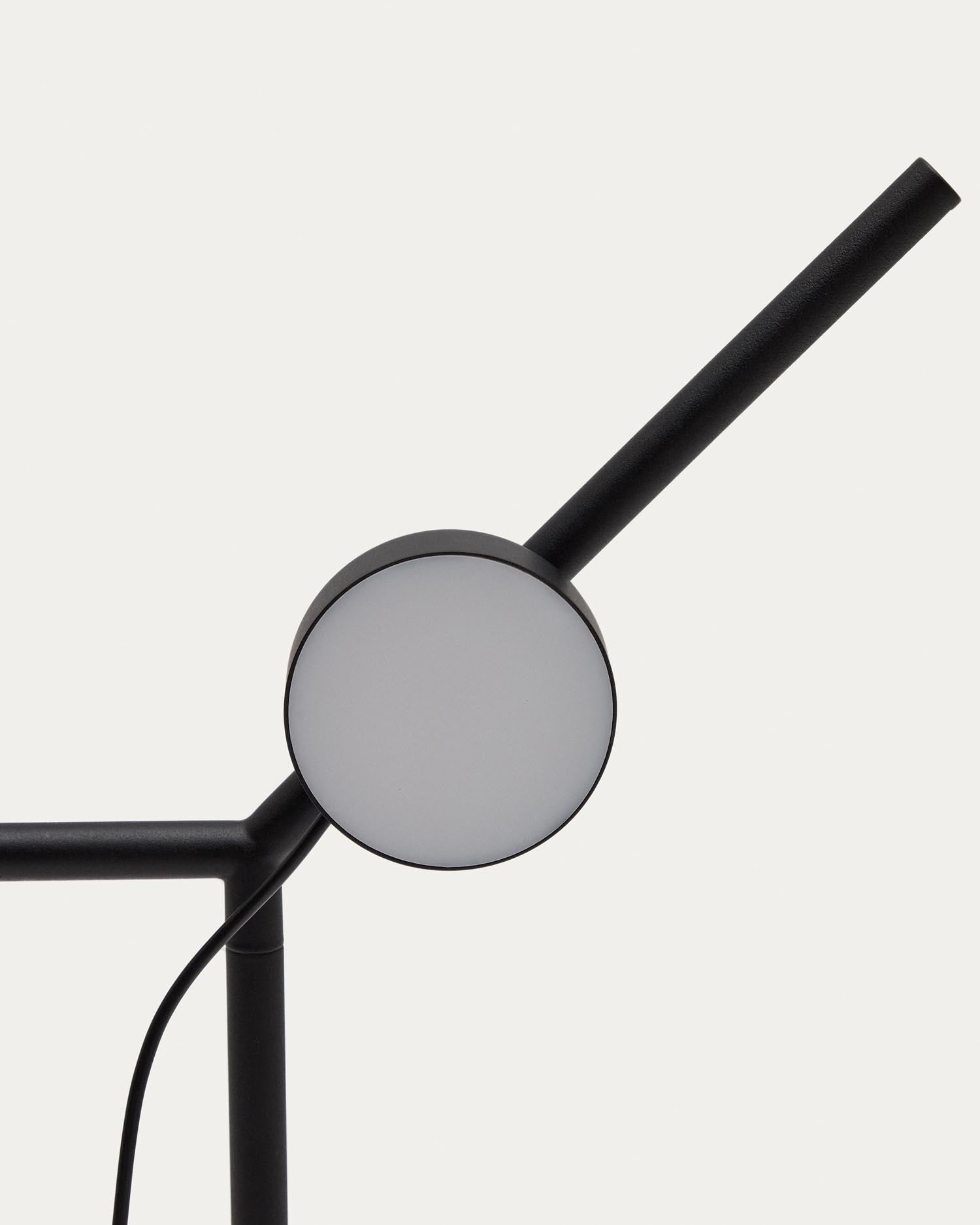 Die Stehlampe Orey von Kave Home vereint modernes, schwarzes Metall mit einem anpassbaren, dimmbaren Lichtpunkt für stilvolle Raumbeleuchtung.