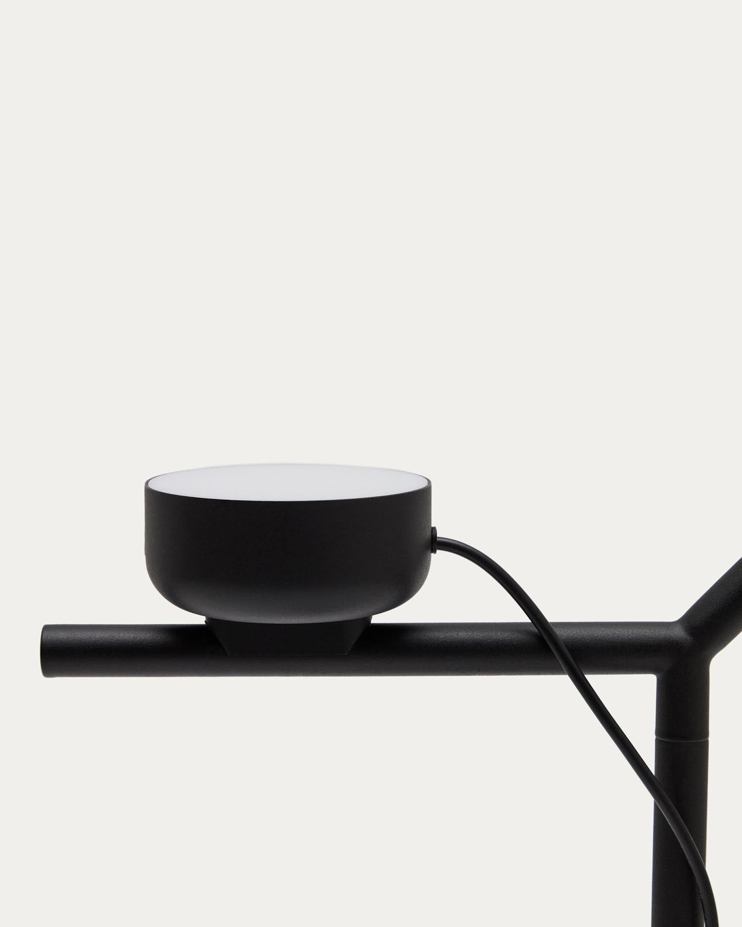 Die Stehlampe Orey von Kave Home kombiniert elegantes Design aus schwarzem Metall mit einem flexiblen, dimmbaren LED-Lichtpunkt für individuelle Beleuchtung.