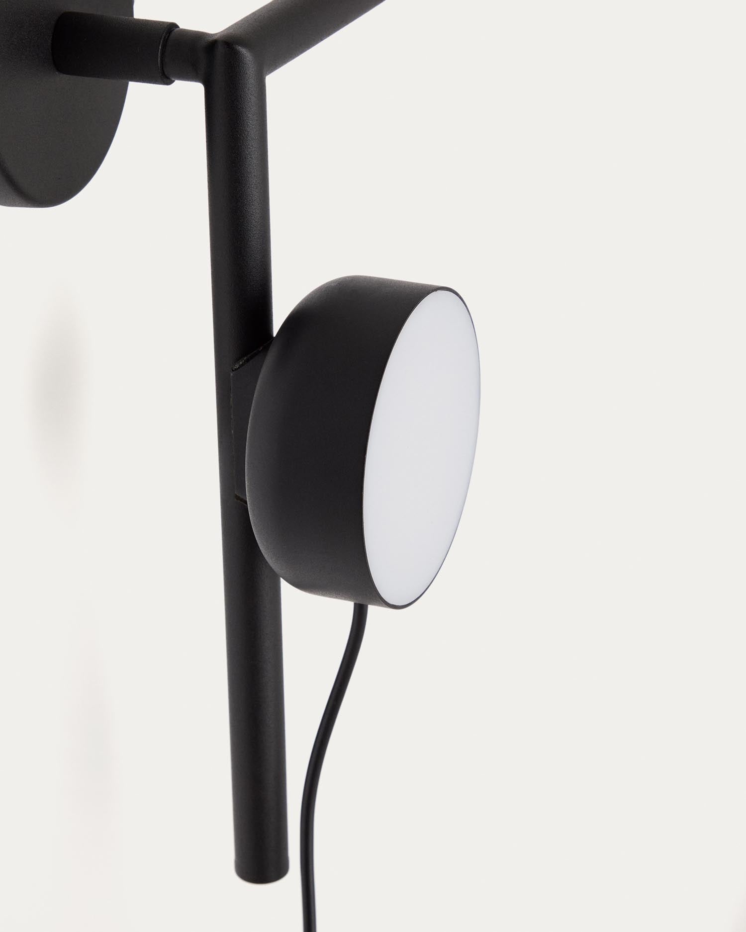 Die Wandleuchte Orey von Kave Home kombiniert elegantes schwarzes Metall mit innovativer Lichttechnik. Perfekt für individuelle Raumgestaltung.