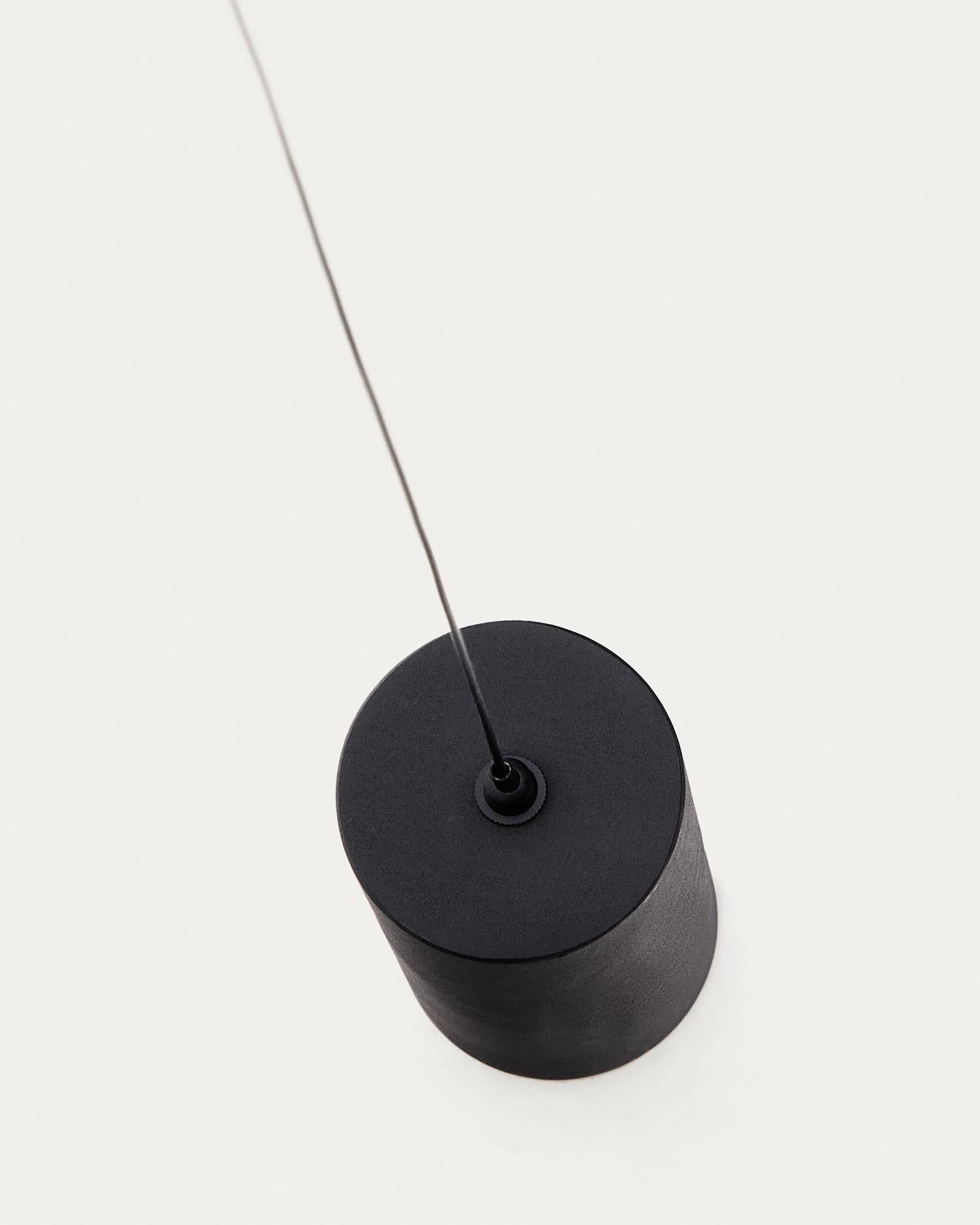 Erleben Sie die Orey Stehleuchte von Kave Home: Stilvolles, minimalistisches Design aus schwarzem Metall, anpassbare Lichtintensität und modulare Erweiterungsmöglichkeiten.