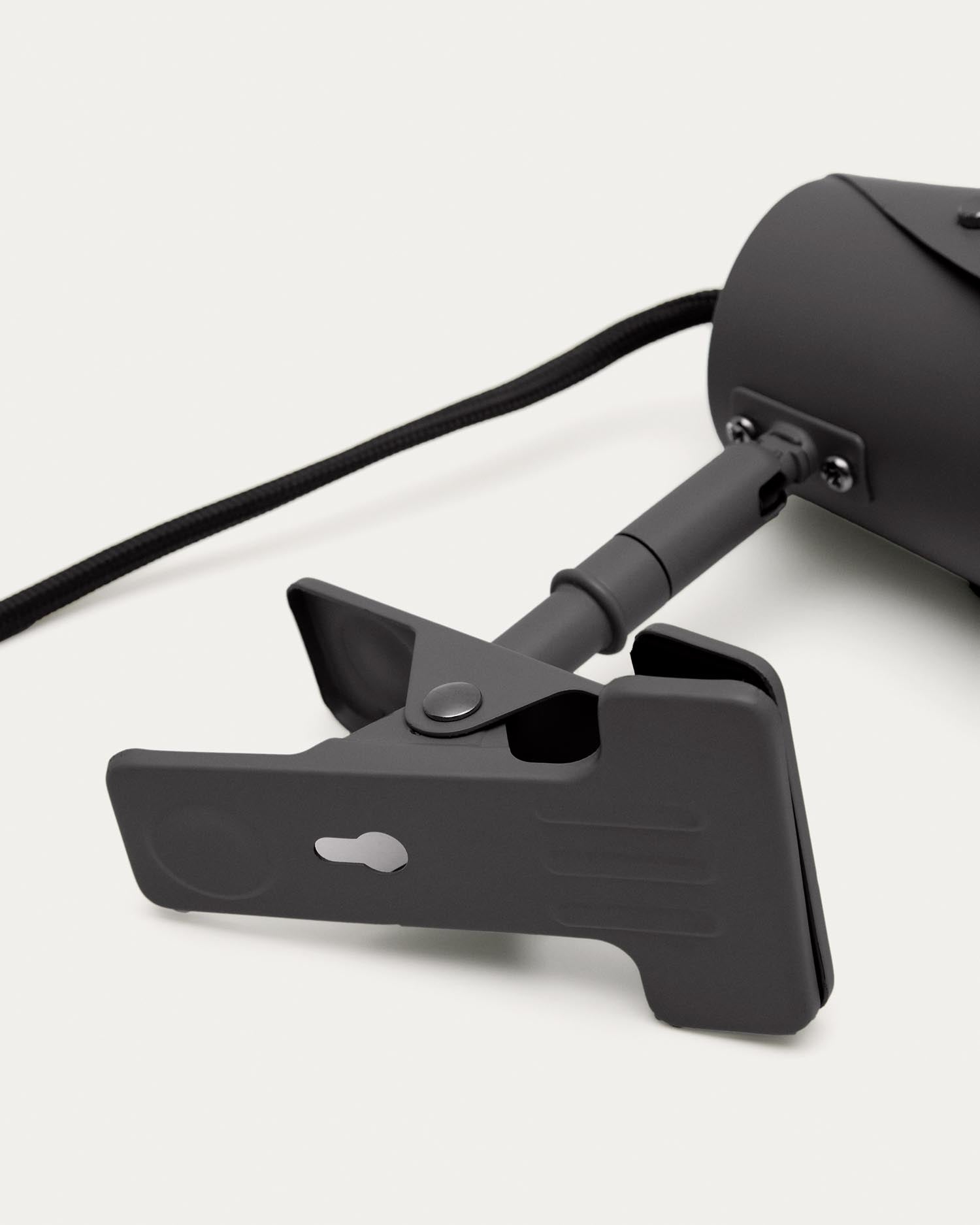 Die Klemmlampe Jula von Kave Home vereint modernes Design und vielseitige Einsatzmöglichkeiten. Perfekt für Leseecken und Arbeitsbereiche.