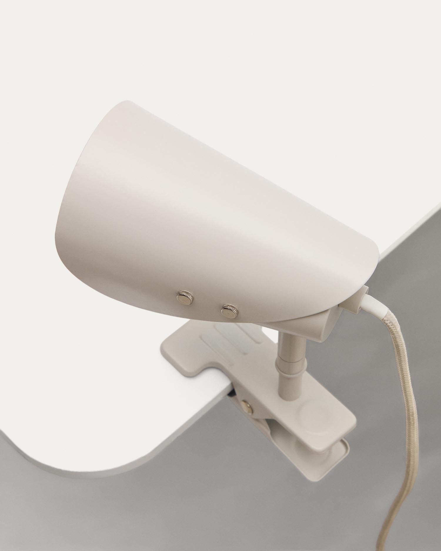 Die Klemmlampe Jula aus grauem Metall von Kave Home bietet stilvolle Flexibilität und effiziente Beleuchtung für jeden Raum.