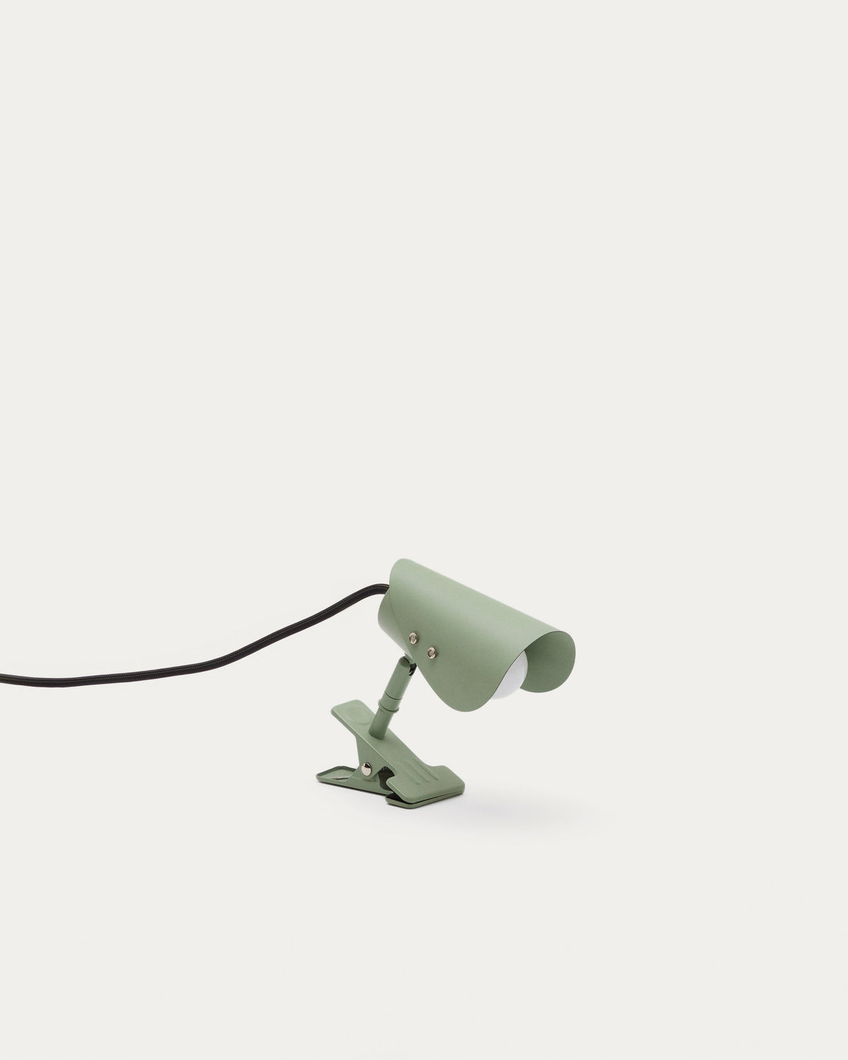 Kleine Lampe mit Klemme Jula aus grünem Metall in Grün präsentiert im Onlineshop von KAQTU Design AG. Wandleuchte ist von Kave Home