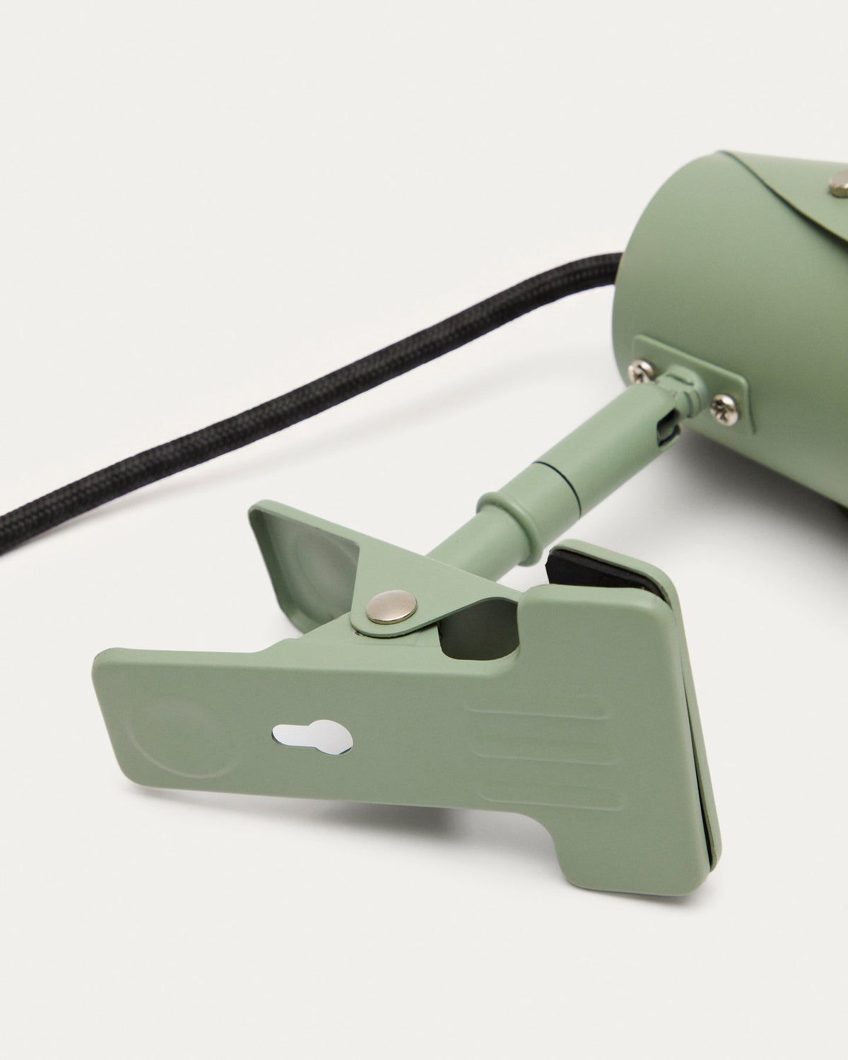 Kleine Lampe mit Klemme Jula aus grünem Metall in Grün präsentiert im Onlineshop von KAQTU Design AG. Wandleuchte ist von Kave Home