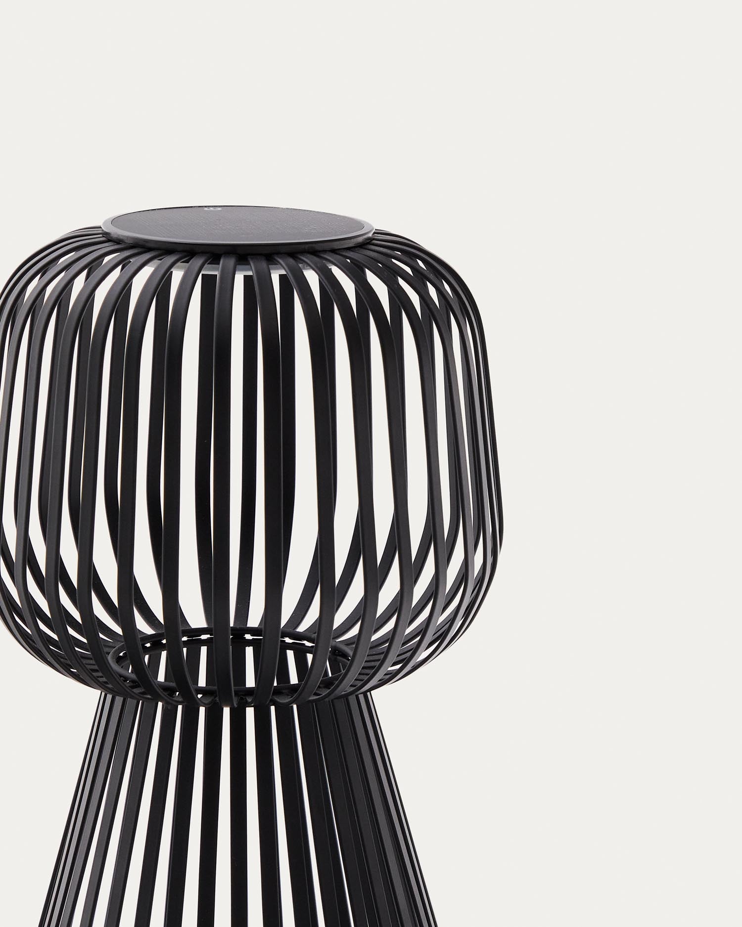 Erleben Sie die elegante Solar-Tischlampe Reiba aus robustem schwarzem Metall von Kave Home – ideal für stimmungsvolle Abende im Freien!