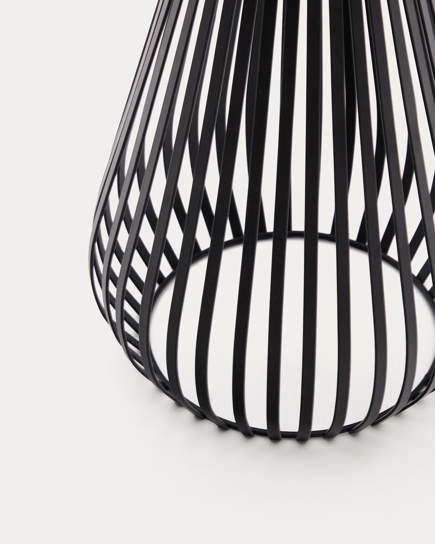 Entdecken Sie die stilvolle Solar-Tischlampe Reiba aus schwarzem Metall von Kave Home – perfekte Beleuchtung für Ihren Garten oder Balkon!