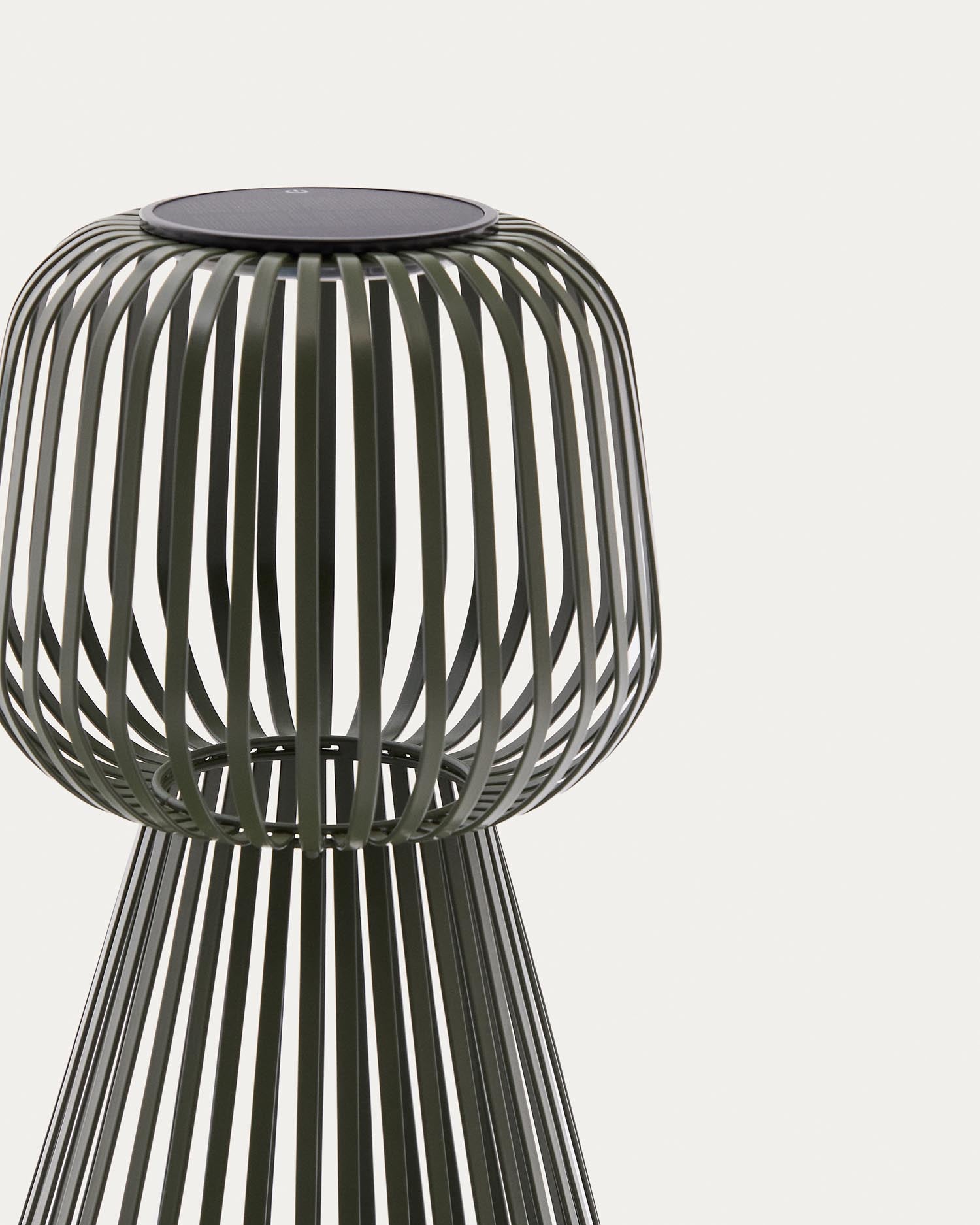 Entdecken Sie die stilvolle Solar-Tischlampe Reiba aus grünem Metall von Kave Home – die perfekte Wahl für nachhaltige und moderne Außenbeleuchtung!