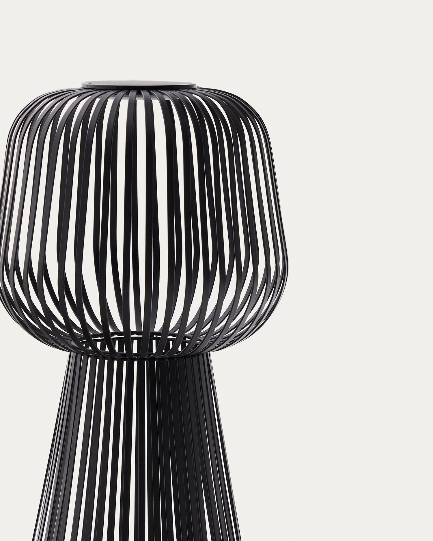 Entdecken Sie die stilvolle Solar-Stehlampe Reiba von Kave Home – robustes schwarzes Metall, faszinierende Lichtspiele und umweltfreundliche Energie für Ihre Terrasse!