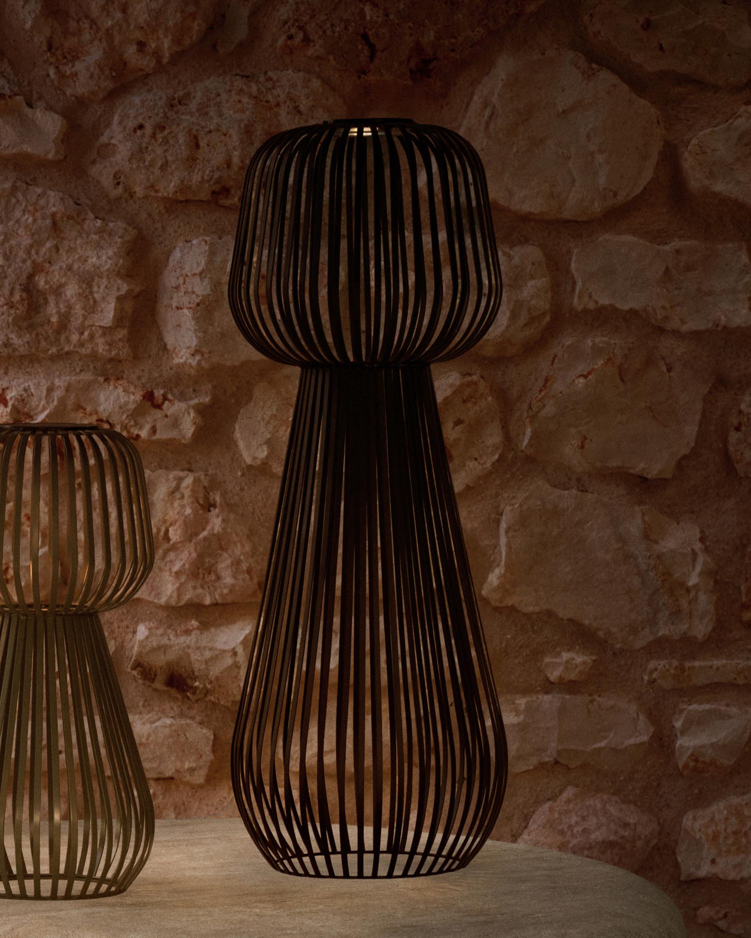 Entdecken Sie die stilvolle Solar-Stehlampe Reiba aus robustem schwarzem Metall von Kave Home – die perfekte Wahl für Ihre Außenbeleuchtung!