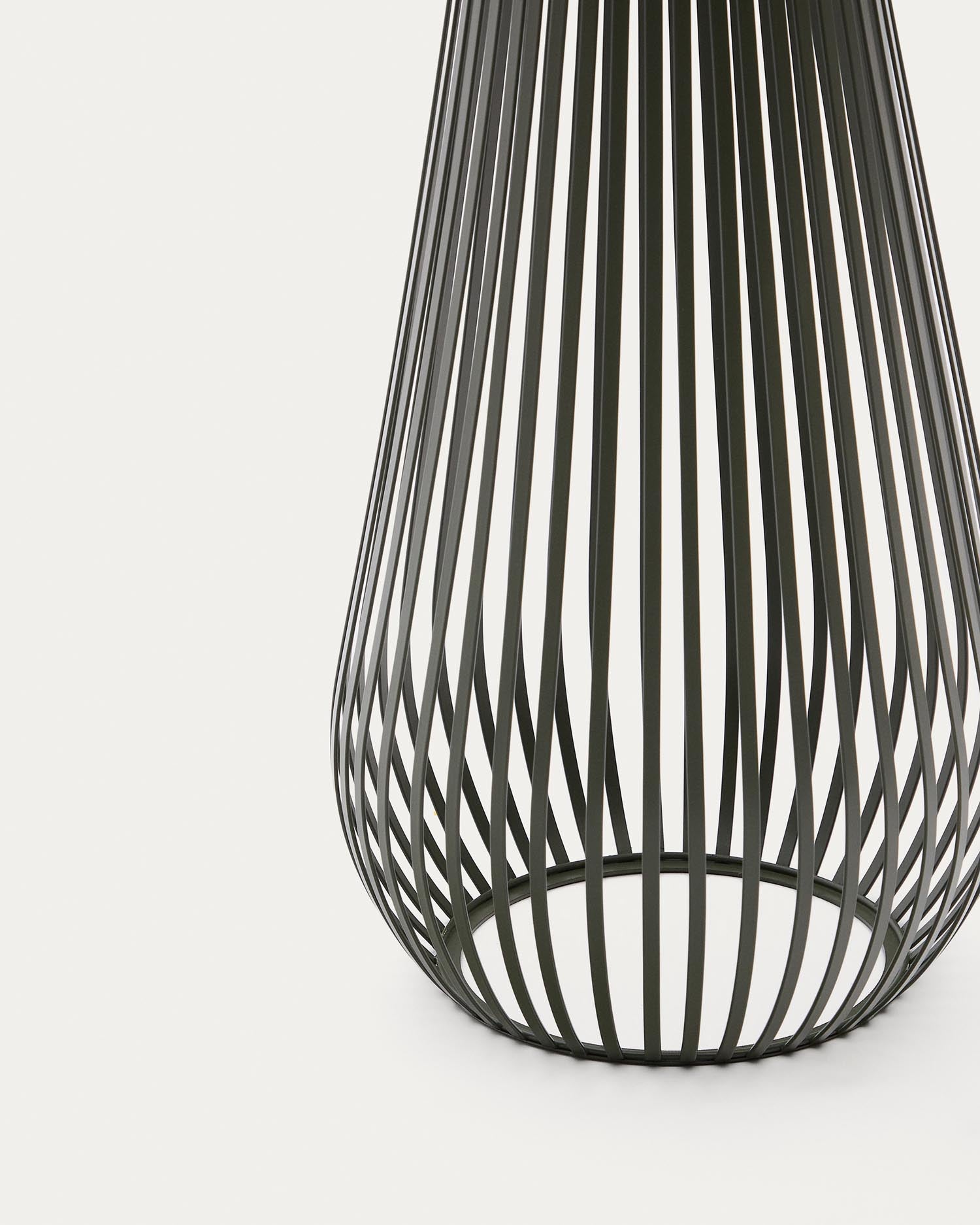 Setzen Sie Akzente im Freien mit der eleganten Solar-Stehlampe Reiba aus grünem Metall von Kave Home – perfekt für stimmungsvolle Abende!