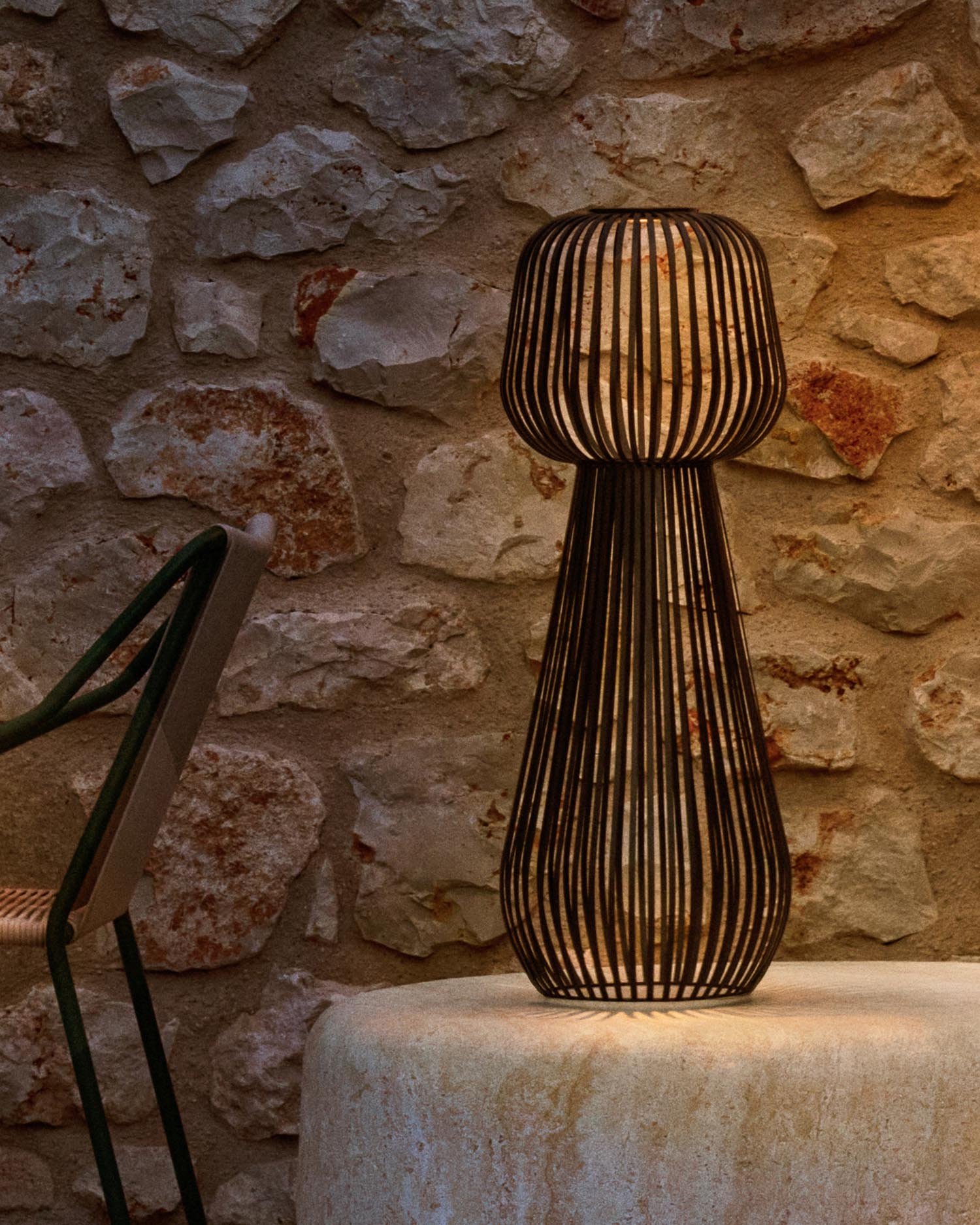 Entdecken Sie die stilvolle Solar-Stehlampe Reiba aus grünem Metall von Kave Home – die perfekte Beleuchtung für Ihren Garten oder Balkon!