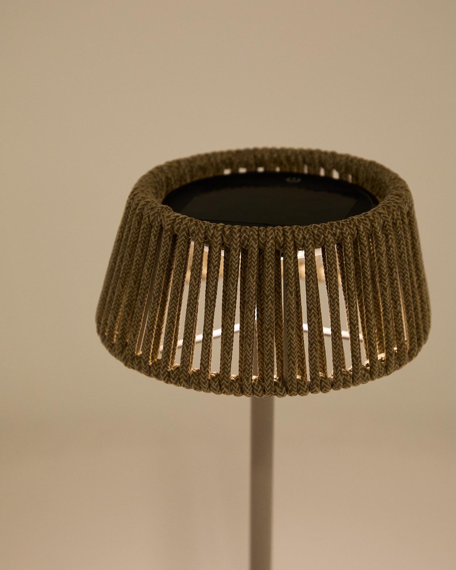 Entdecken Sie die stilvolle Outdoor-Solar-Tischlampe Aldet von Kave Home. Mit ihrem eleganten Design aus beige marmoriertem Seil und beigem Metallsockel bietet sie umweltfreundliche Beleuchtung für jeden Außenbereich.