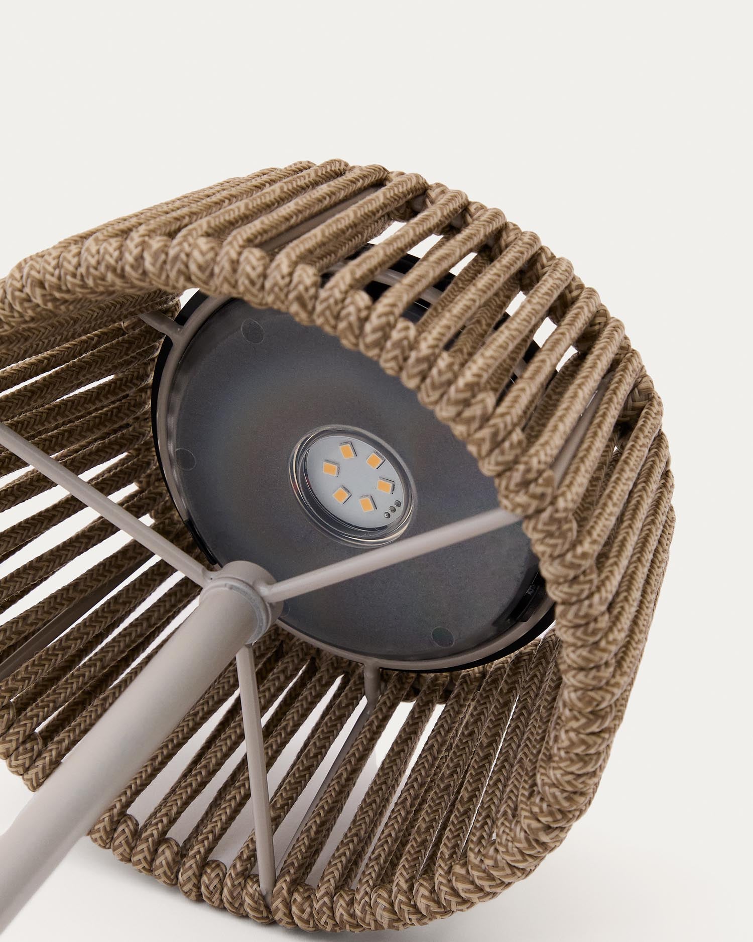 Erleben Sie die elegante Outdoor-Solar-Tischlampe Aldet von Kave Home. Ihr stilvolles Design aus beige marmoriertem Seil und beigem Metallsockel sorgt für eine einladende Atmosphäre im Freien.