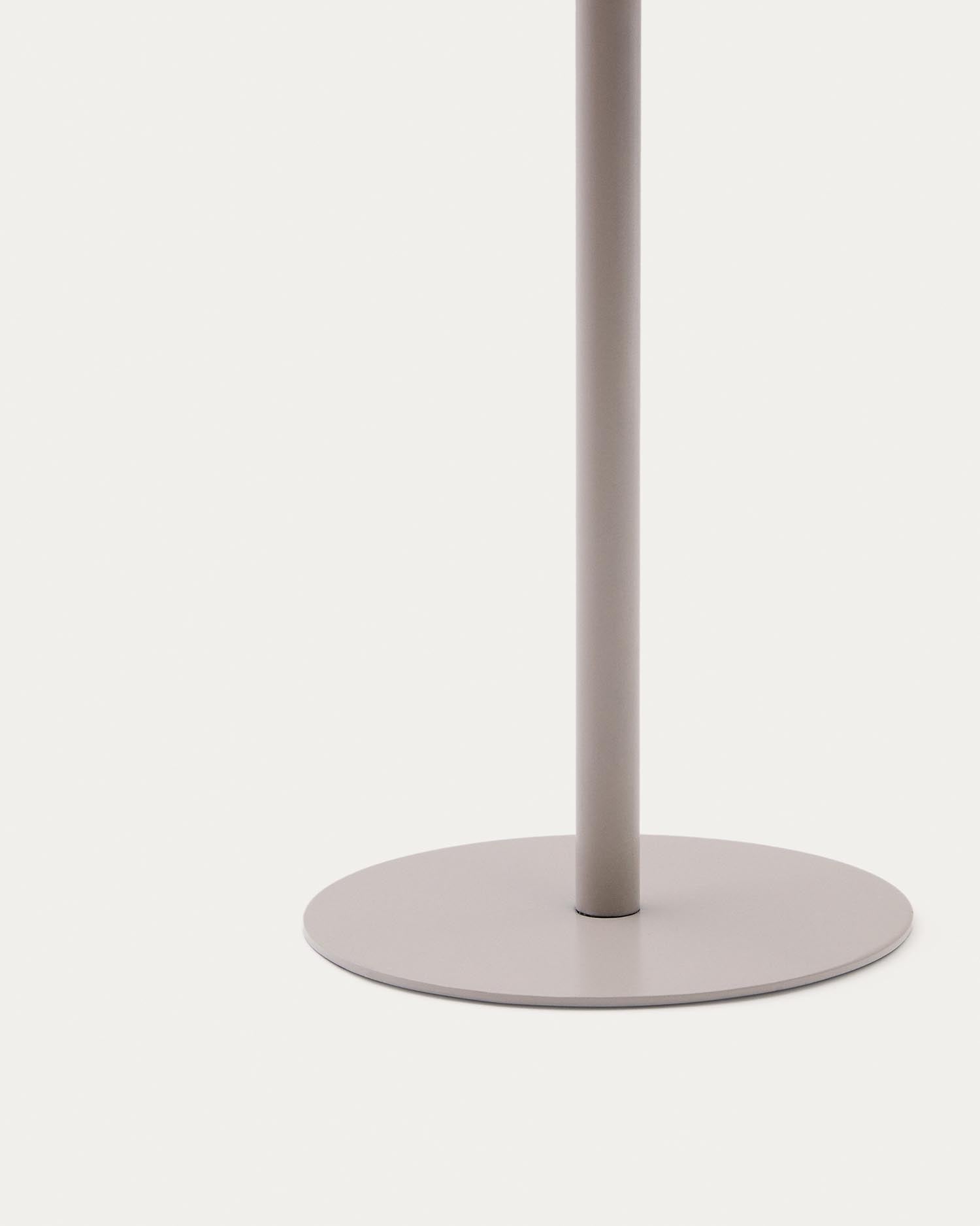 Genießen Sie stilvolle Abende im Freien mit der Outdoor-Solar-Tischlampe Aldet von Kave Home. Ihr elegantes Design und die umweltfreundliche Solarenergie machen sie zum perfekten Begleiter.