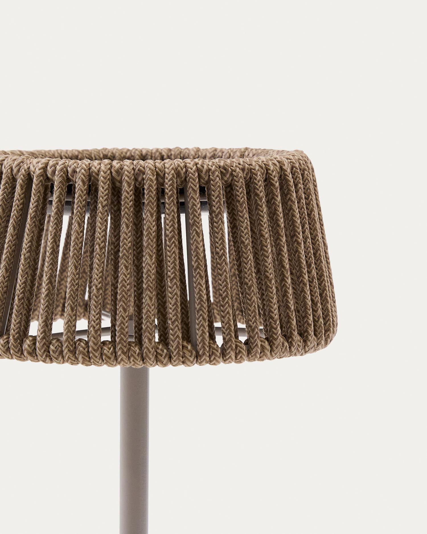 Verleihen Sie Ihrem Außenbereich mit der eleganten Outdoor-Solar-Tischlampe Aldet von Kave Home einen Hauch von Stil. Diese umweltfreundliche Lampe kombiniert hochwertiges Design mit praktischer Funktionalität.