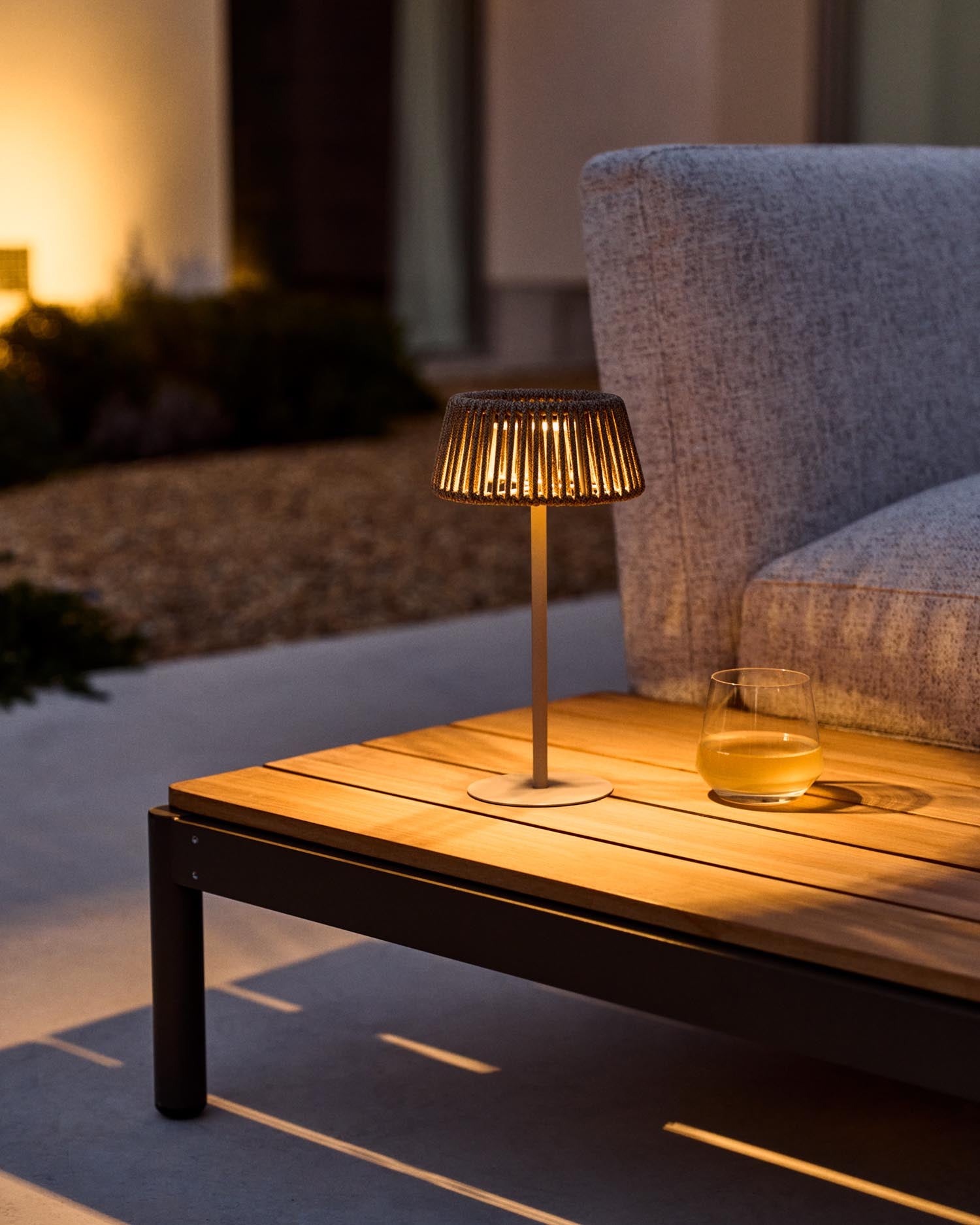 Entdecken Sie die stilvolle Outdoor-Solar-Tischlampe Aldet von Kave Home. Mit ihrem eleganten Design aus beige marmoriertem Seil und beigem Metallsockel ist sie die perfekte Ergänzung für Ihren Außenbereich.