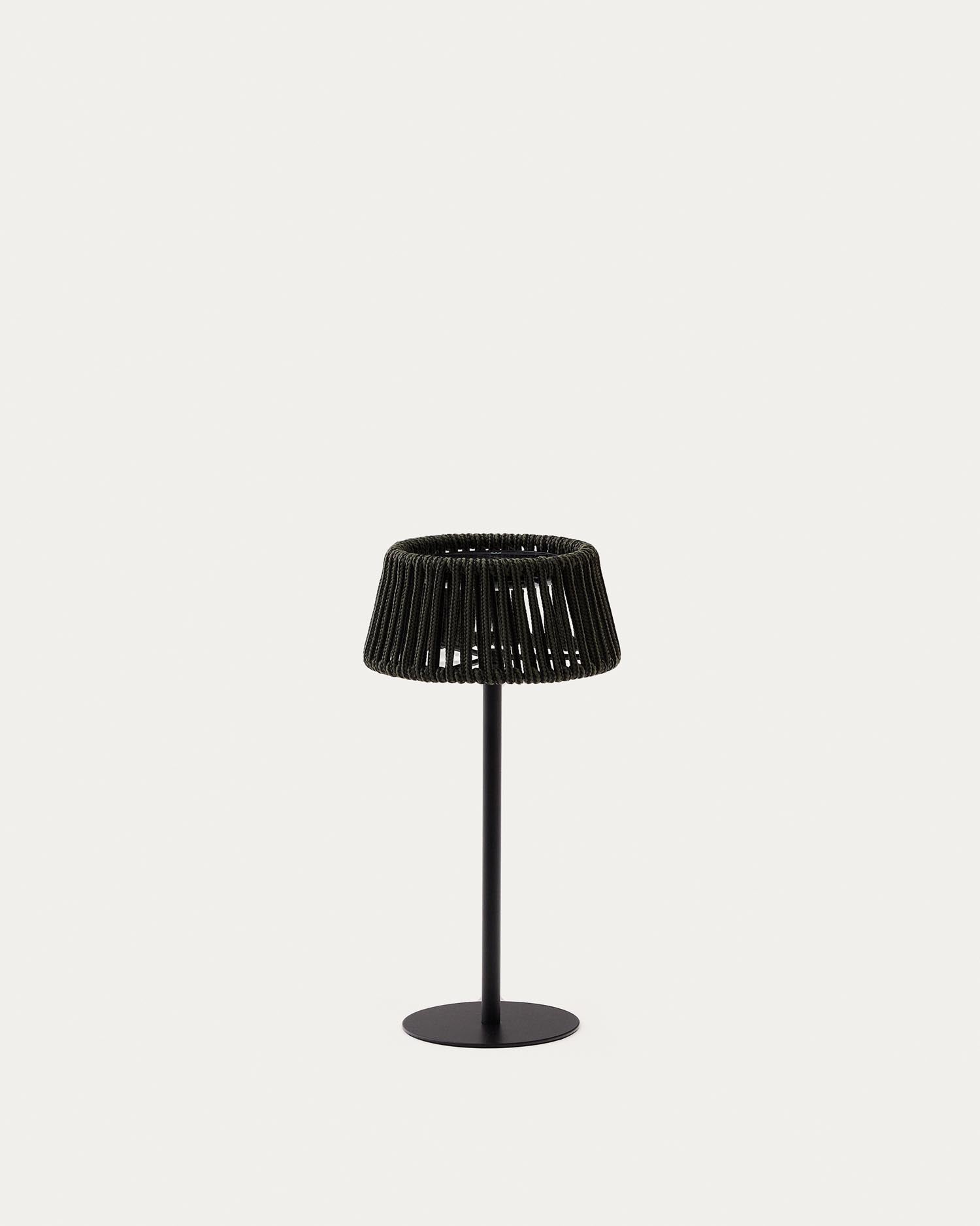 Outdoor-Solar-Tischlampe Aldet aus schwarz-grün marmoriertem Seil und schwarzem Metallsockel in Grün präsentiert im Onlineshop von KAQTU Design AG. Outdoor-Beleuchtung ist von Kave Home