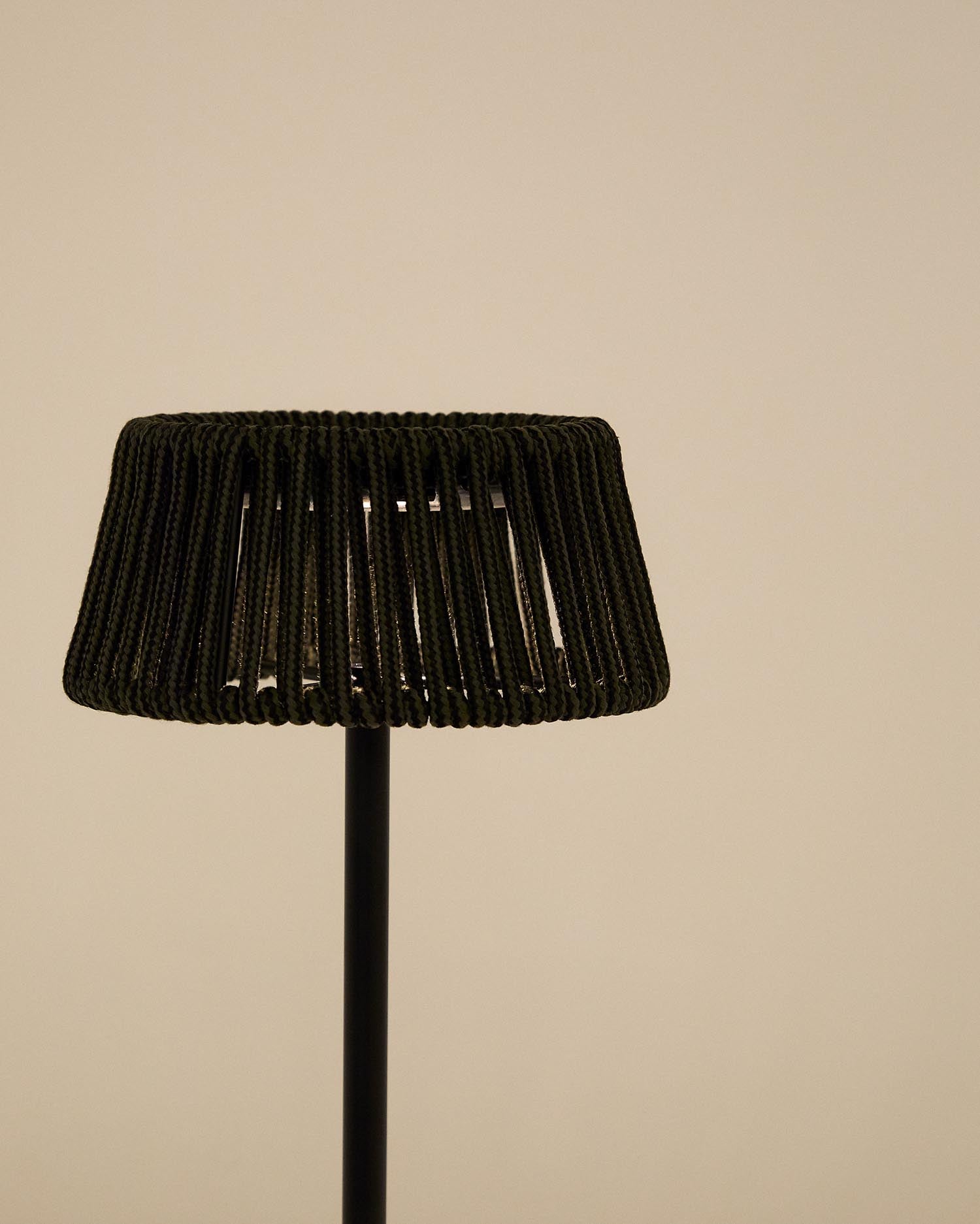 Entdecken Sie die stilvolle Outdoor-Solar-Tischlampe Aldet von Kave Home. Mit ihrem einzigartigen marmorierten Seil und robustem Metallsockel ist sie der perfekte Blickfang für Ihre Terrasse oder den Garten.