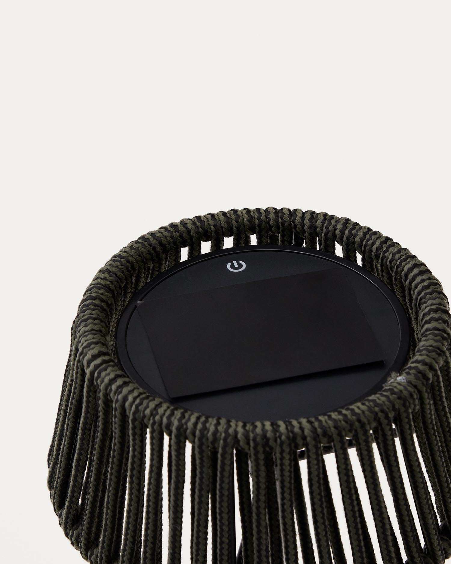 Erleben Sie die elegante Outdoor-Solar-Tischlampe Aldet von Kave Home. Ihr marmoriertes Seil und der stabile Metallsockel machen sie zum idealen Highlight für jeden Außenbereich.