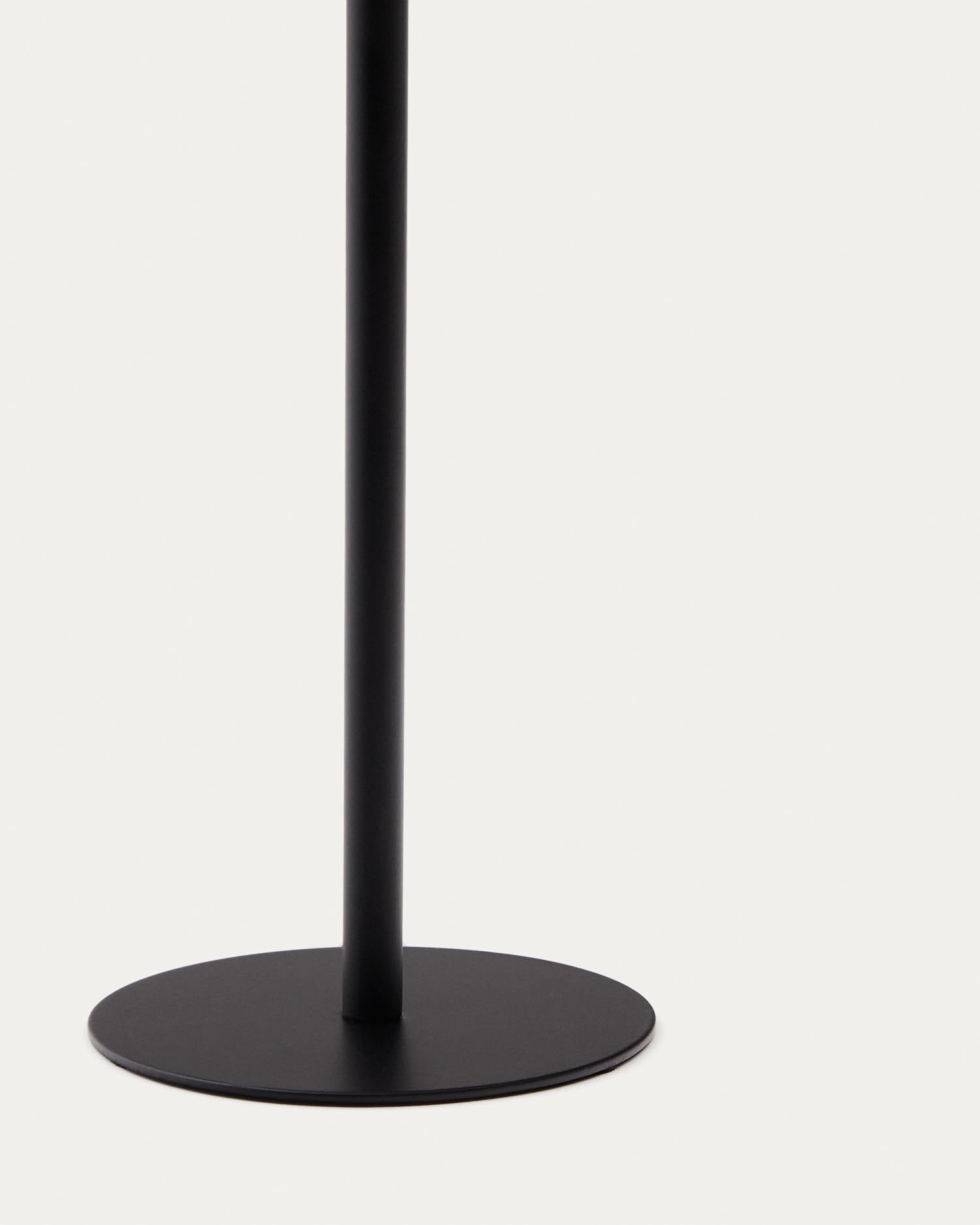 Erleben Sie die elegante Outdoor-Solar-Tischlampe Aldet von Kave Home. Ihr marmoriertes Seil-Design und der stabile Metallsockel machen sie zum idealen Lichtakzent für jeden Außenbereich.