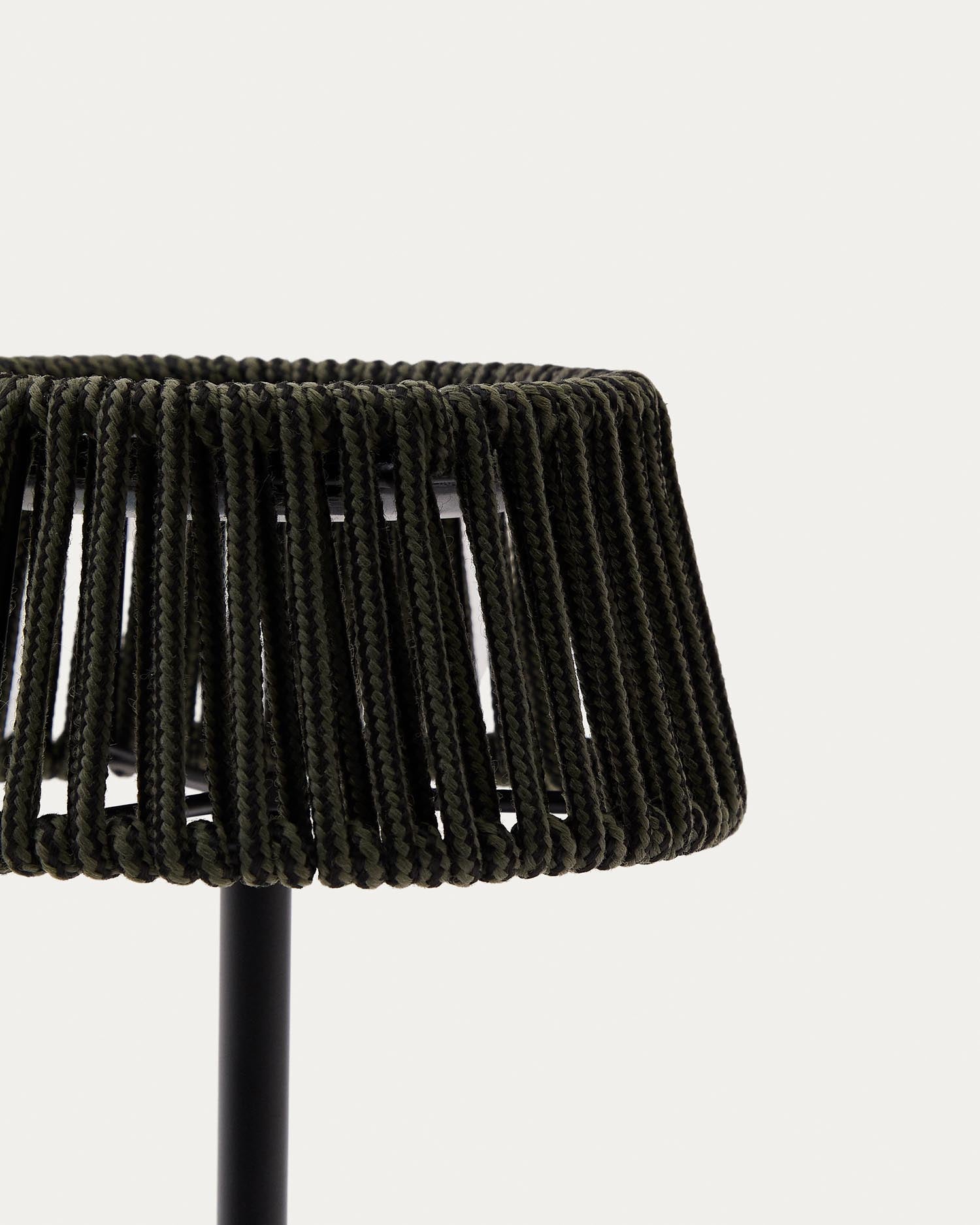 Entdecken Sie die stilvolle Outdoor-Solar-Tischlampe Aldet von Kave Home. Mit ihrem einzigartigen marmorierten Seil und robustem Metallsockel ist sie der perfekte Blickfang für Ihre Terrasse oder den Garten.