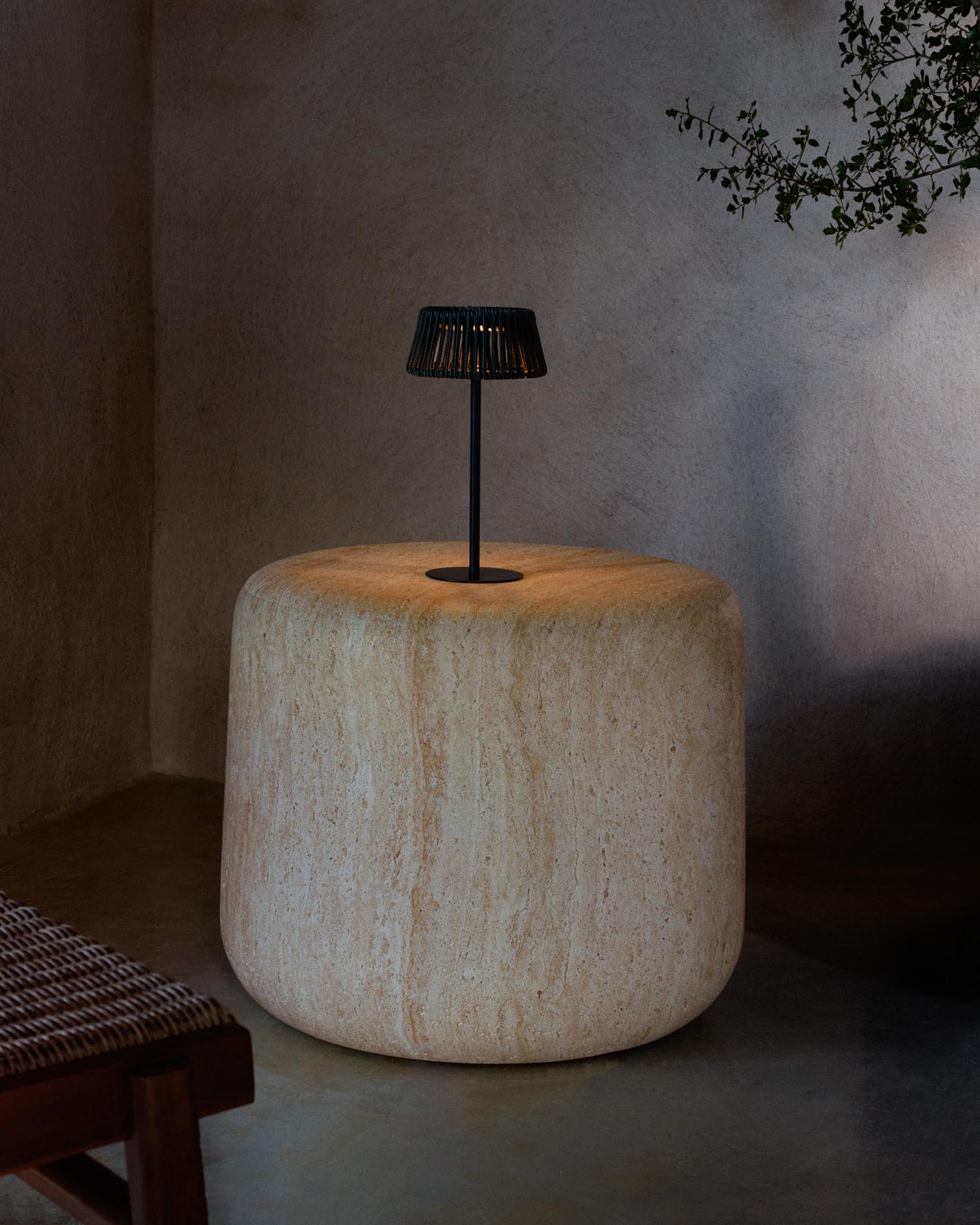 Entdecken Sie die stilvolle Outdoor-Solar-Tischlampe Aldet von Kave Home. Mit ihrem einzigartigen Design aus marmoriertem Seil und robustem Metallsockel ist sie die perfekte Beleuchtung für Ihren Garten oder Balkon.