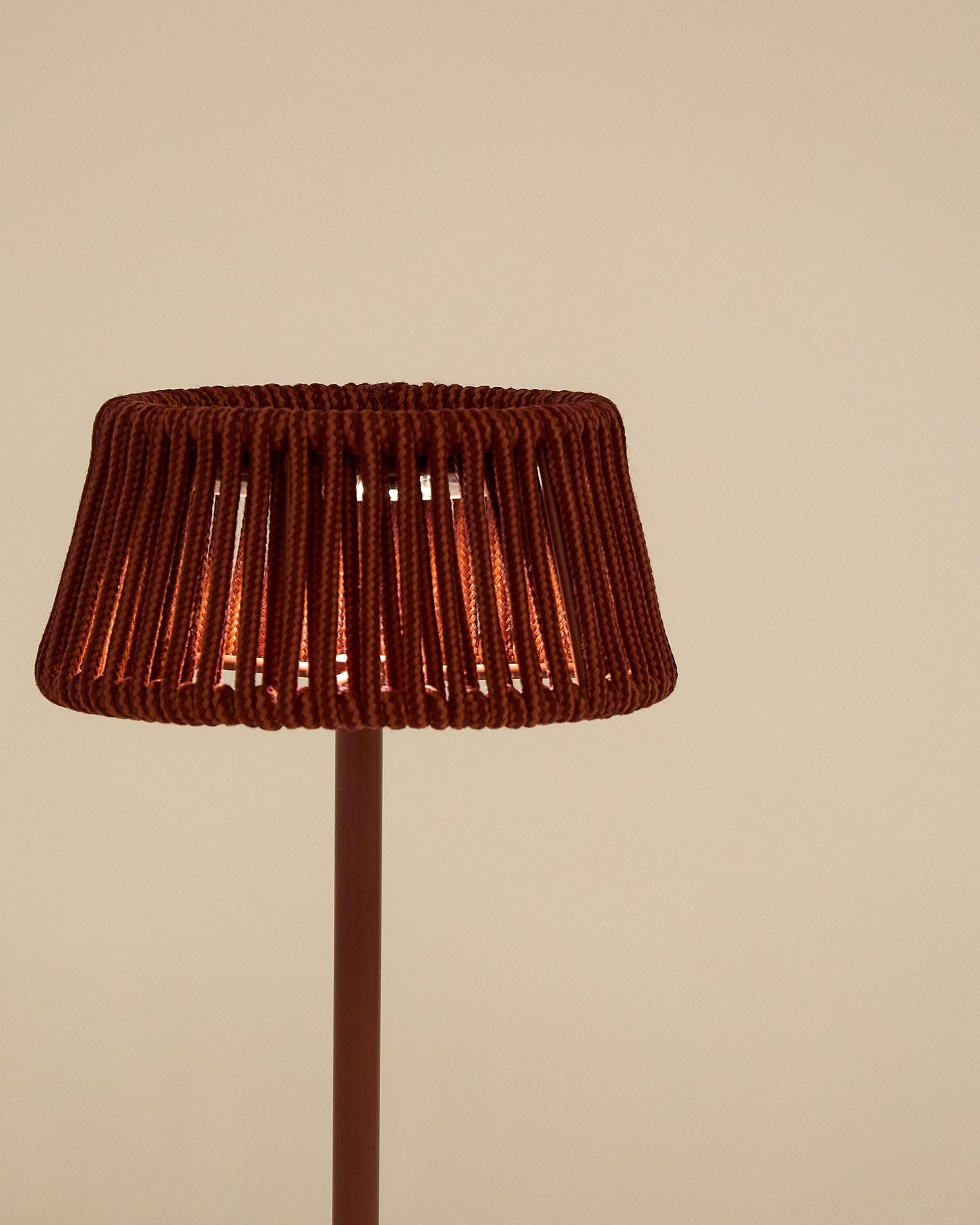 Entdecken Sie die stilvolle Outdoor-Solar-Tischlampe Aldet von Kave Home. Mit ihrem terrakottafarbenen Design und der flexiblen Lichtintensität ist sie perfekt für jeden Außenbereich.