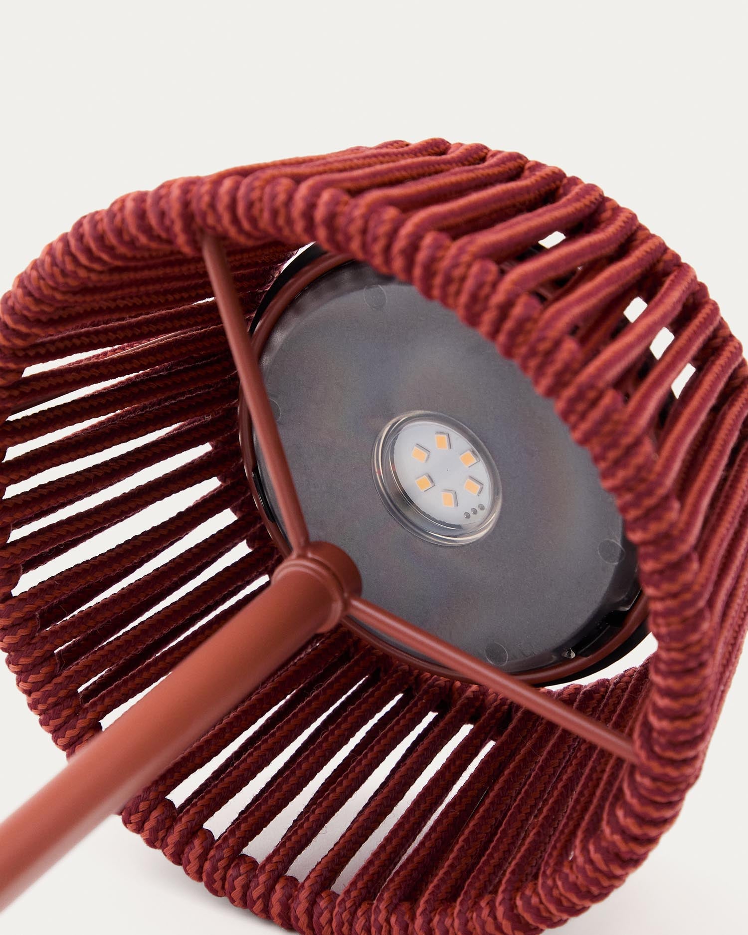 Erleben Sie die elegante Outdoor-Solar-Tischlampe Aldet von Kave Home. Ihr terrakottafarbenes Design und die umweltfreundliche Solartechnologie machen sie zur idealen Wahl für stimmungsvolle Abende im Freien.