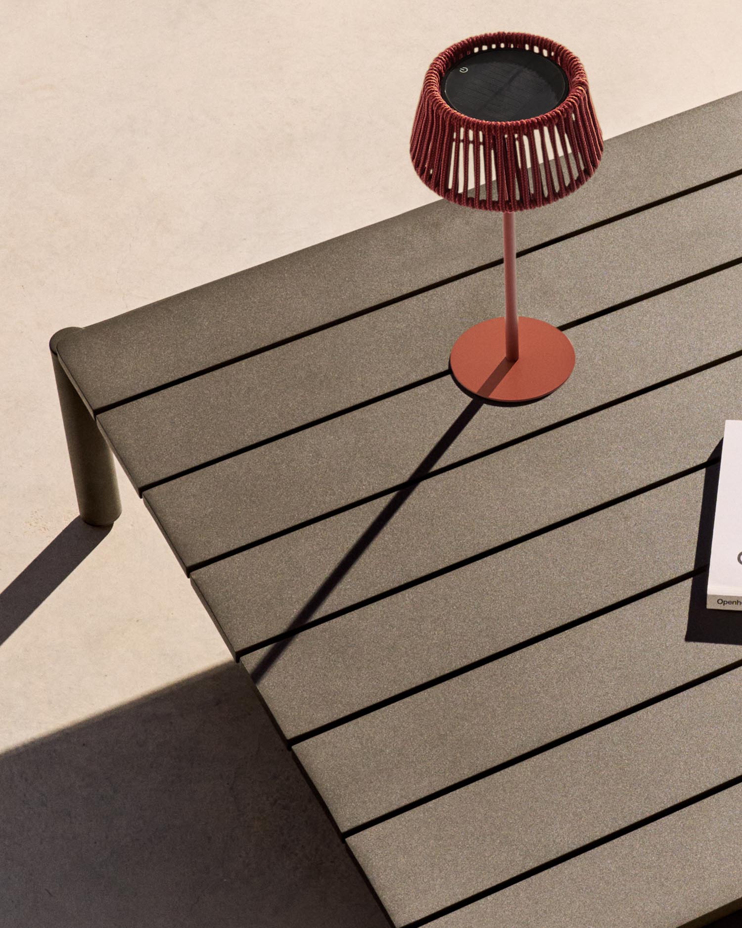 Entdecken Sie die stilvolle Outdoor-Solar-Tischlampe Aldet von Kave Home. Mit terrakottafarbenem Seil und Metallsockel sorgt sie für gemütliche Abende im Freien.