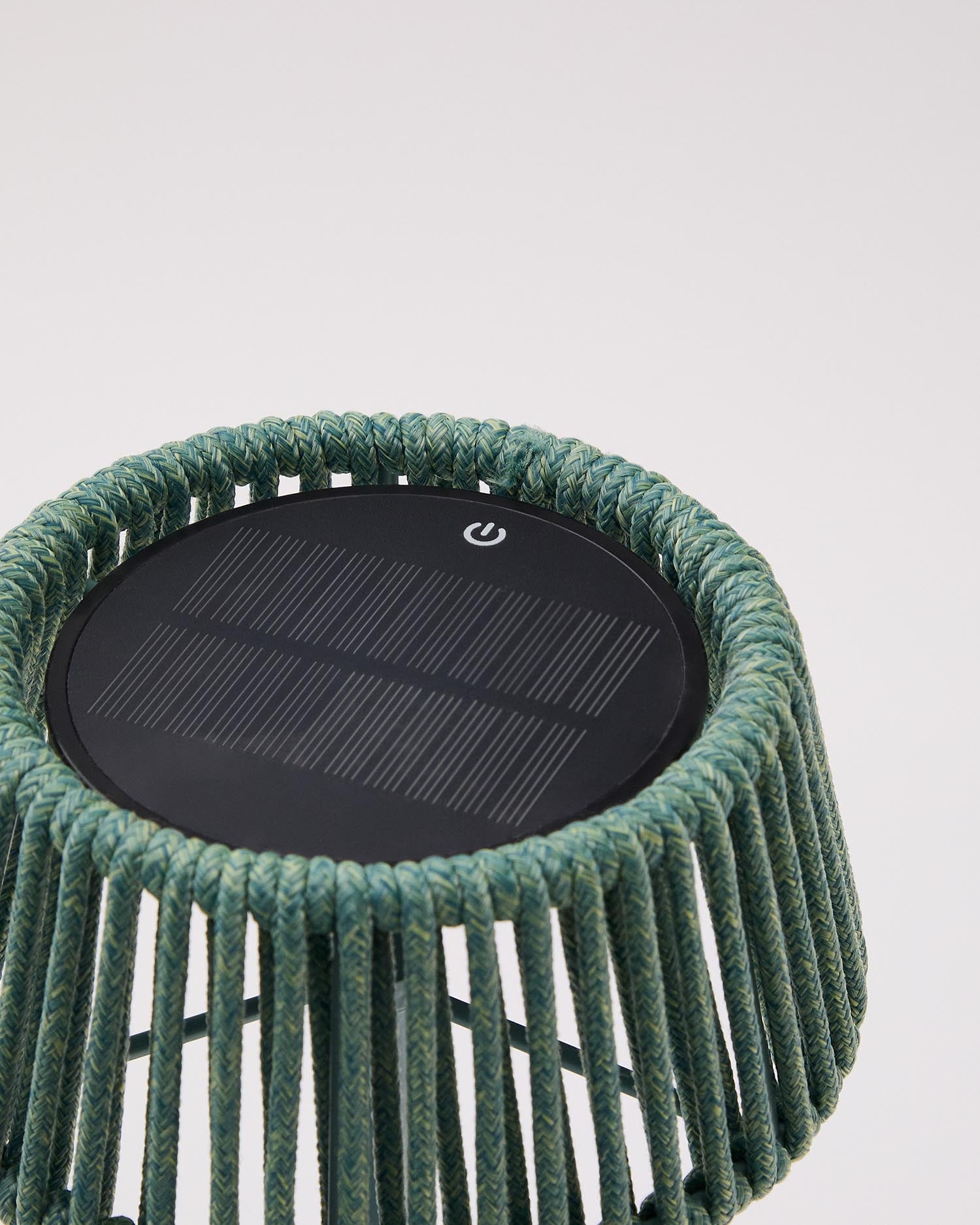 Entdecken Sie die stilvolle Outdoor-Solar-Tischlampe Aldet von Kave Home. Ihr robustes türkisfarbenes Seil-Design sorgt für einladendes Licht im Freien.