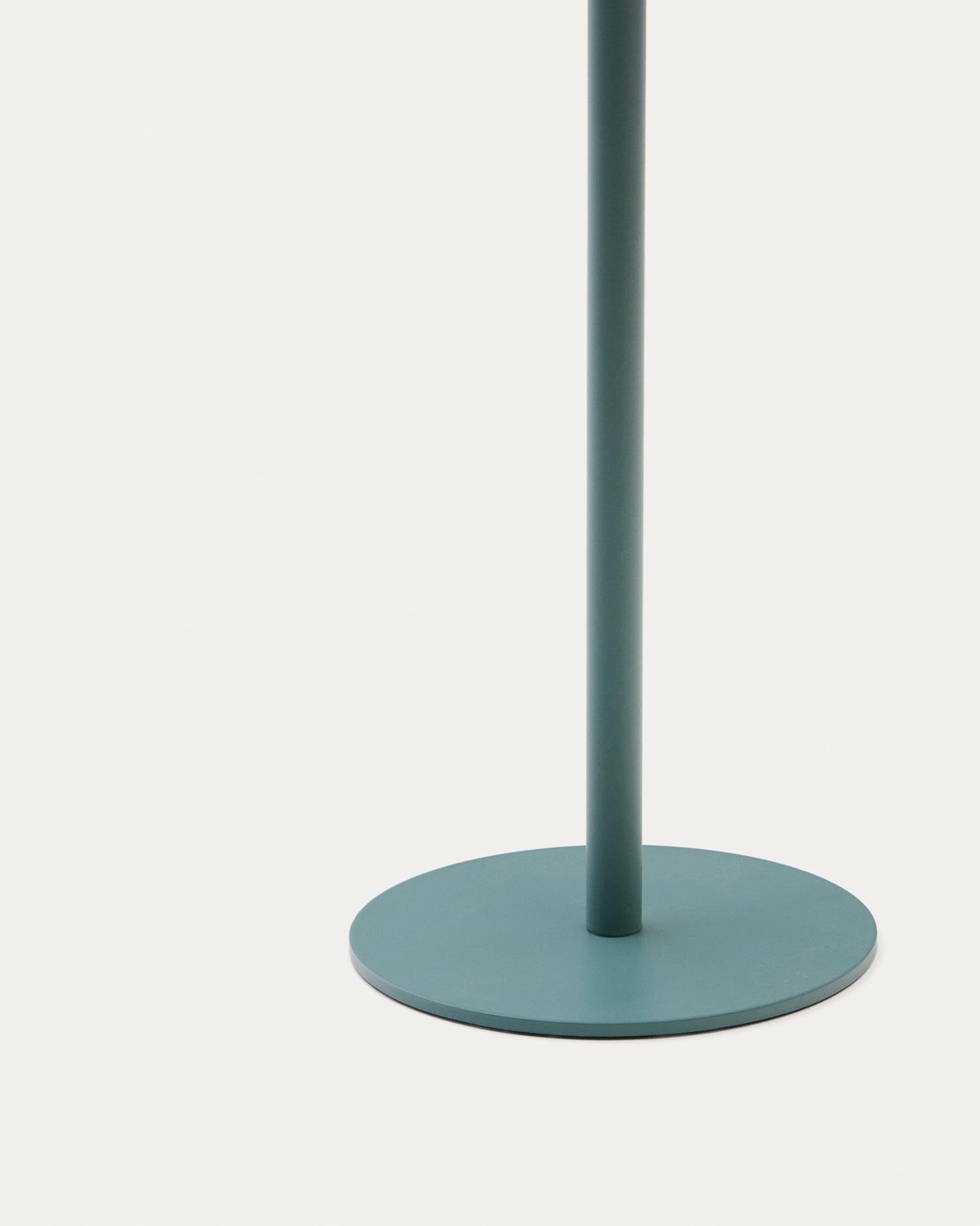 Entdecken Sie die stilvolle Outdoor-Solar-Tischlampe Aldet von Kave Home. Ihr robustes türkisfarbenes Seil-Design sorgt für einladendes Licht im Freien.