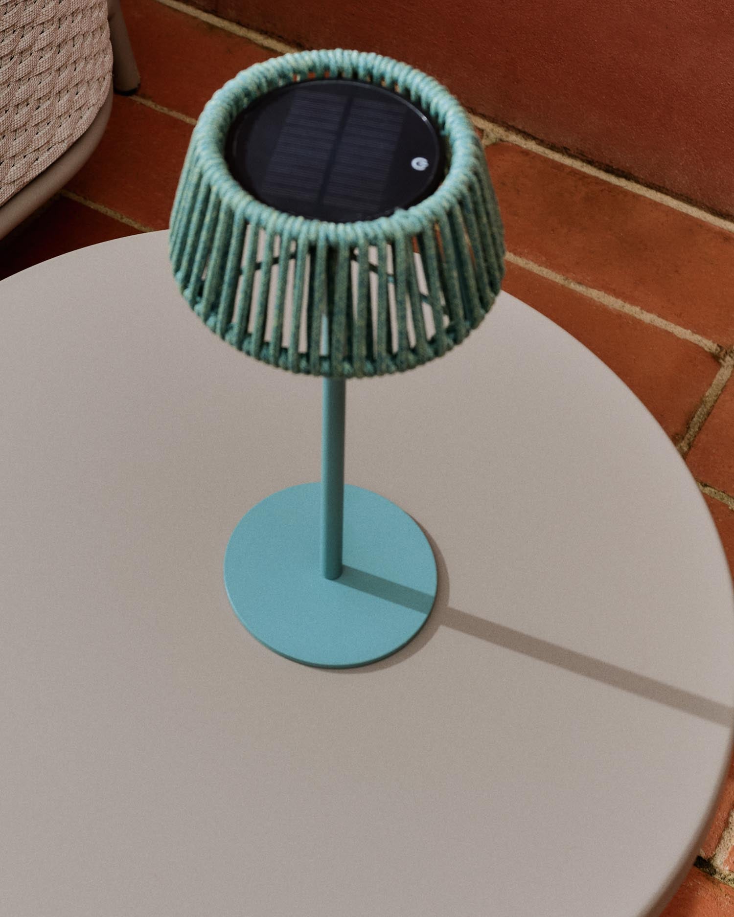 Erleben Sie die elegante Outdoor-Solar-Tischlampe Aldet von Kave Home. Ihr einzigartiges türkisfarbenes Seil-Design schafft eine gemütliche Stimmung und nachhaltige Beleuchtung.
