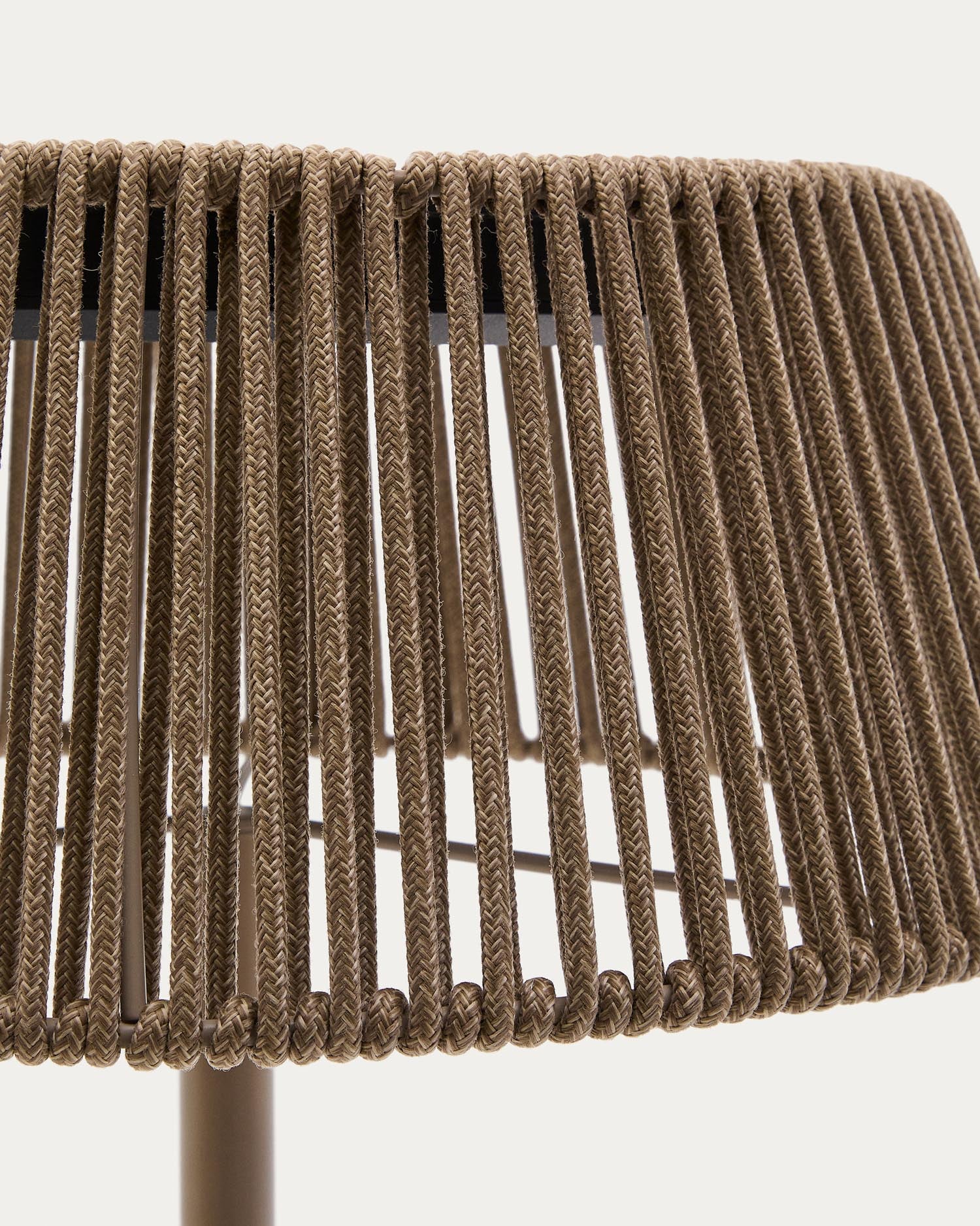 Die stilvolle Outdoor-Solar-Stehlampe Aldet von Kave Home aus beige marmoriertem Seil und Metallsockel ist perfekt für stimmungsvolle Abende im Freien.