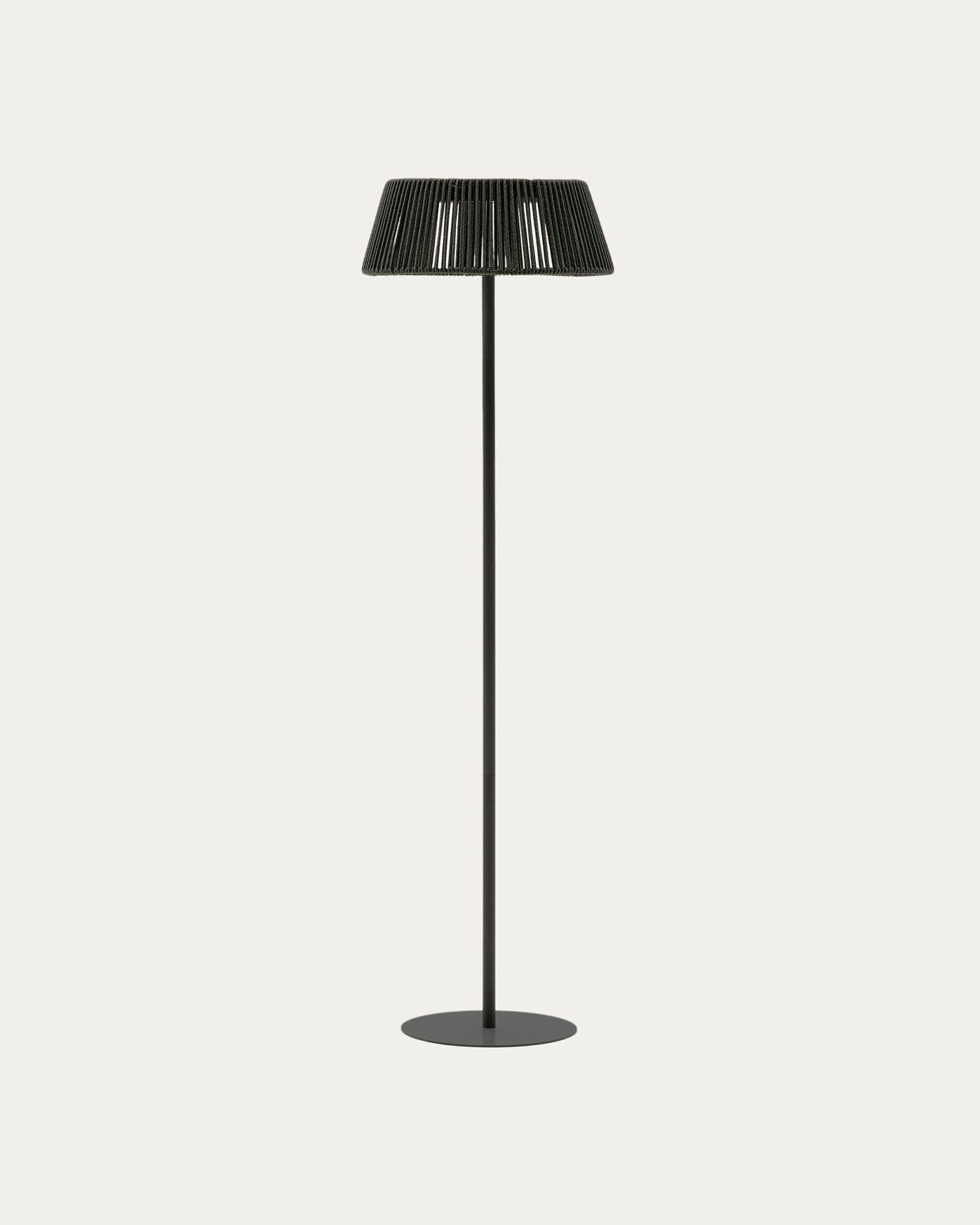 Outdoor-Solar-Stehlampe Aldet aus schwarz-grün marmoriertem Seil und schwarzem Metallsockel Ø 46 cm in Grün präsentiert im Onlineshop von KAQTU Design AG. Outdoor-Beleuchtung ist von Kave Home
