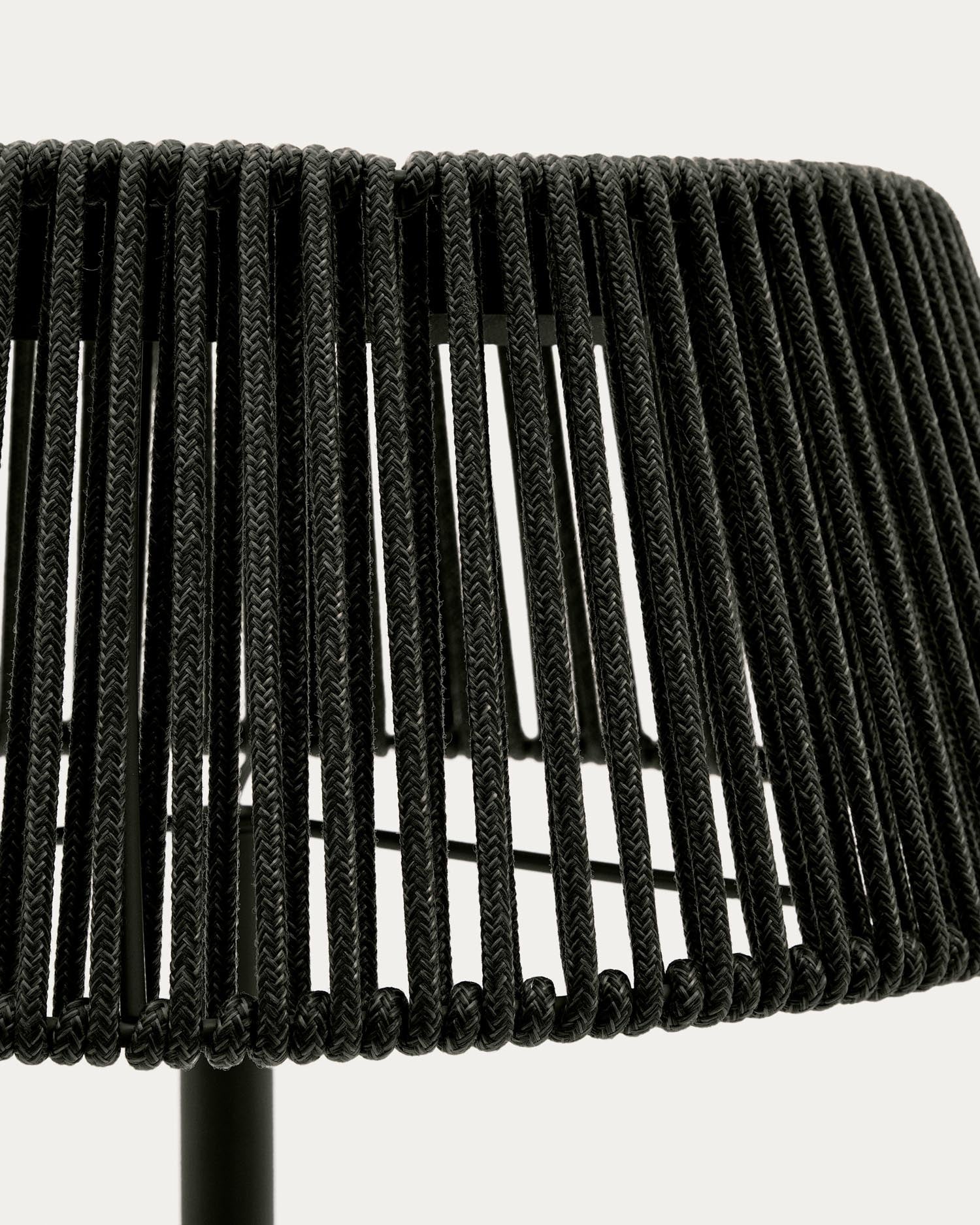 Setzen Sie Akzente in Ihrem Garten mit der stilvollen Outdoor-Solar-Stehlampe Aldet aus schwarz-grün marmoriertem Seil und robustem Metallsockel.