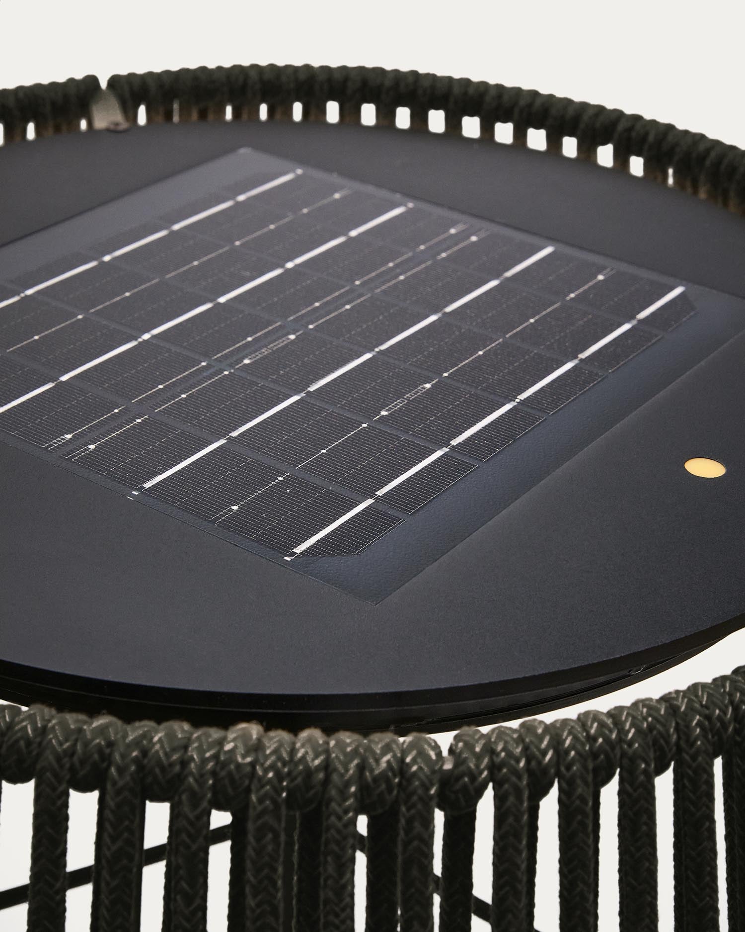 Verleihen Sie Ihrem Außenbereich mit der eleganten Outdoor-Solar-Stehlampe Aldet aus marmoriertem Seil und stabilem Metallsockel einen Hauch von Stil.