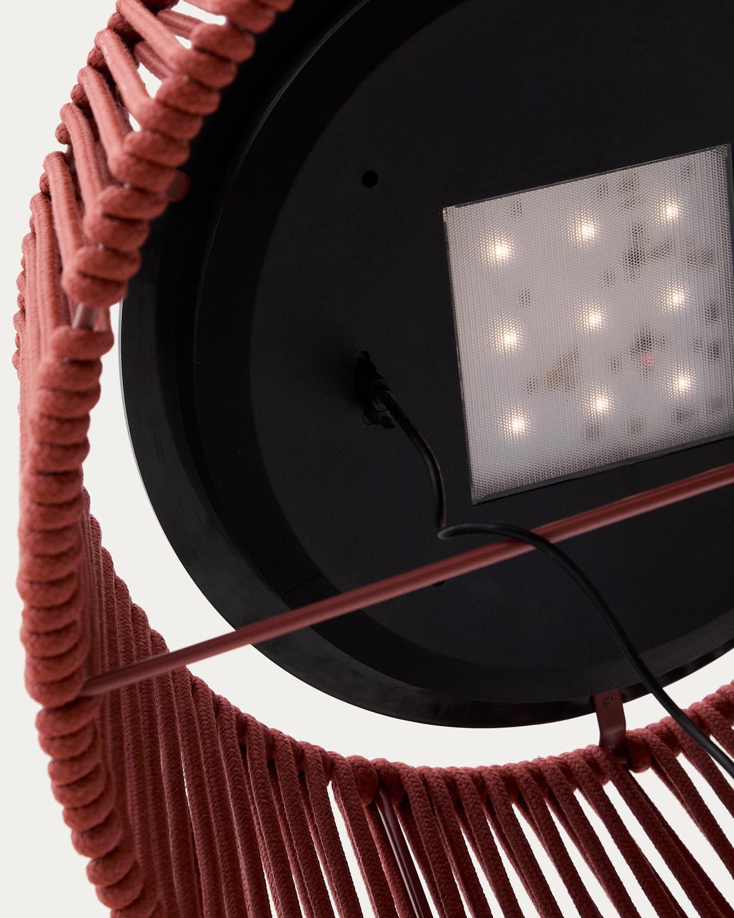 Die Aldet Solar-Stehlampe von Kave Home kombiniert stilvolles Design mit praktischer Funktionalität und sorgt für gemütliche Abende im Freien.