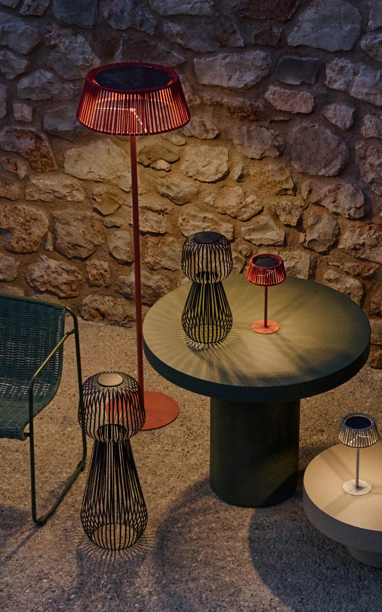 Erleben Sie die stilvolle Outdoor-Solar-Stehlampe Aldet von Kave Home. Ihr terrakottafarbenes Design und die flexible Nutzung machen sie zum perfekten Lichtakzent für jeden Außenbereich.