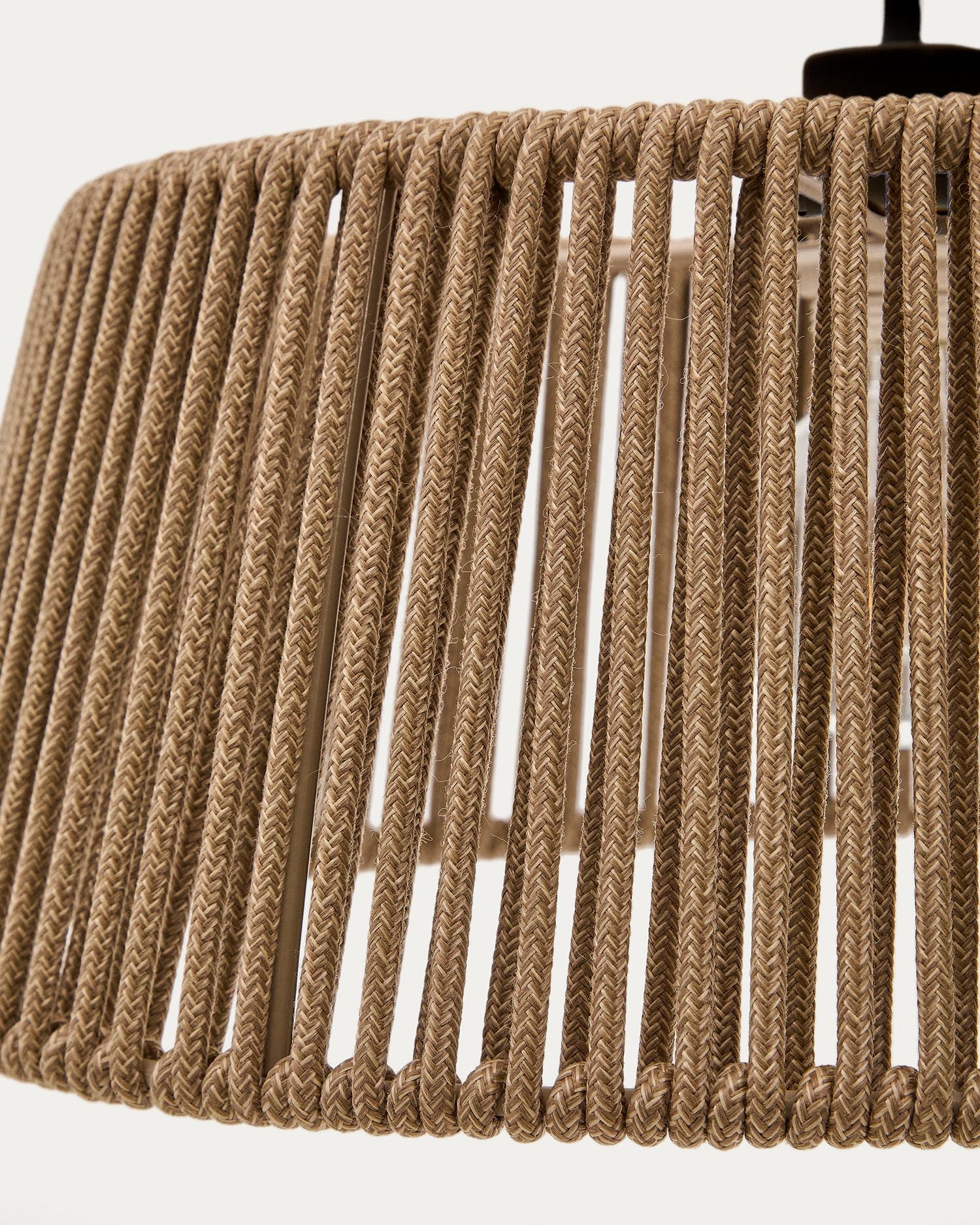 Gestalten Sie Ihre Außenbereiche stilvoll mit dem Lampenschirm Aldet von Kave Home. Der beige, barmorierte Seil-Lampenschirm (Ø 46 cm) sorgt für eine warme Atmosphäre.