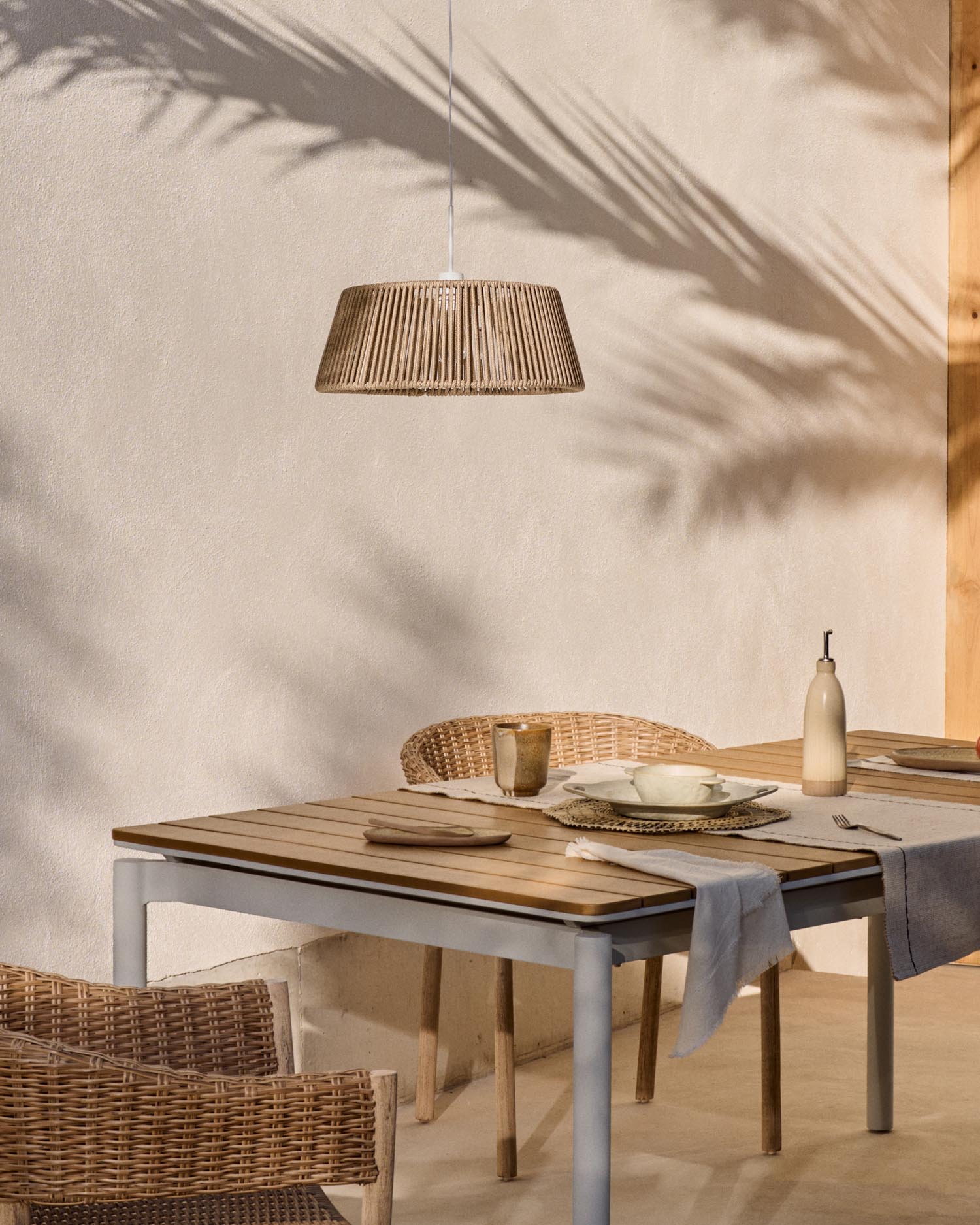 Entdecken Sie den stilvollen Lampenschirm Aldet aus beige barmoriertem Seil (Ø 46 cm) von Kave Home – ideal für Ihre Außenbeleuchtung!