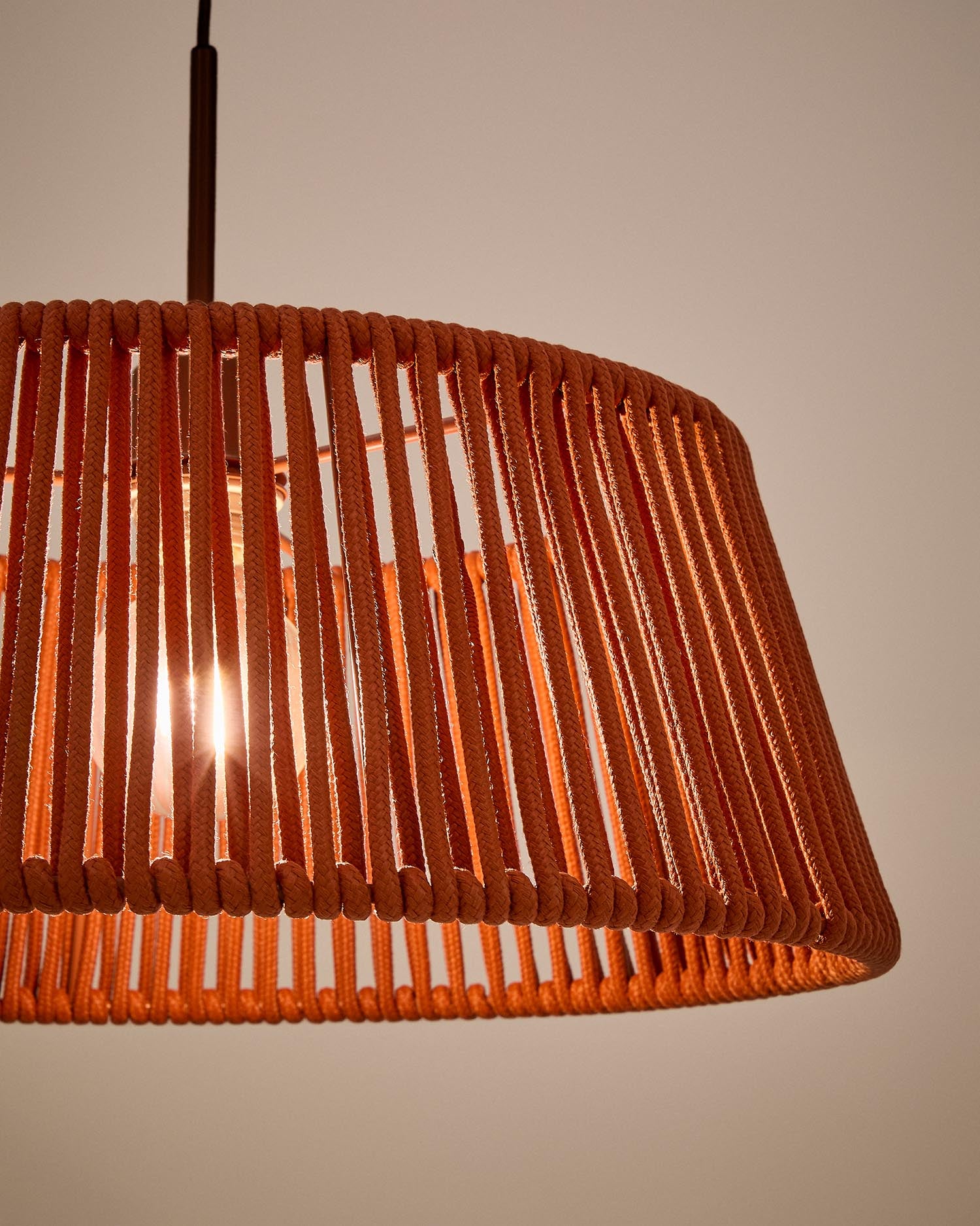 Gestalten Sie Ihre Außenbereiche mit dem eleganten Lampenschirm Aldet aus geflochtenem, terrakottafarbenem Seil. Perfekt für stimmungsvolle Beleuchtung!