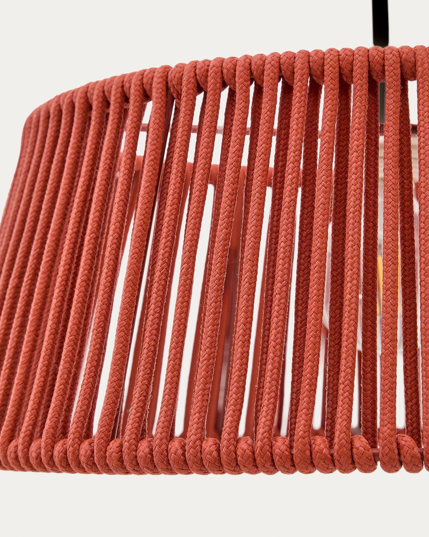 Verleihen Sie Ihrem Außenbereich mit dem stilvollen Lampenschirm Aldet aus terrakottafarbenem Seil eine gemütliche Atmosphäre. Ideal für jede Terrasse!