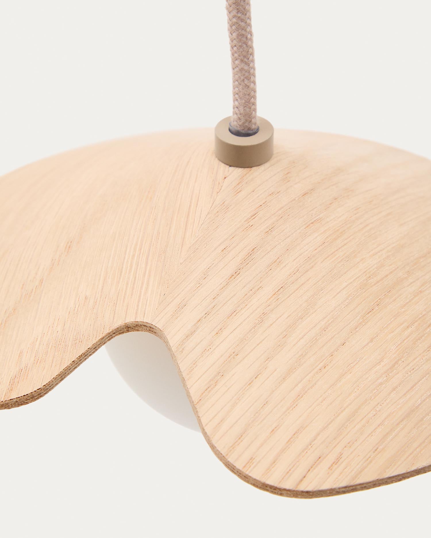 Elegante Deckenleuchte Wilara aus Eichenfurnier mit drei weißen Rauchglaskugeln. Ideal für einladende, moderne Wohnräume.