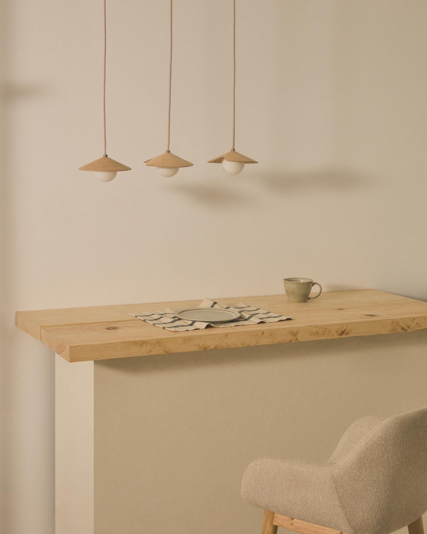 Stilvolle Deckenleuchte Wilara aus Eichenfurnier mit drei eleganten Rauchglaskugeln. Perfekt für einladende, moderne Wohnräume.