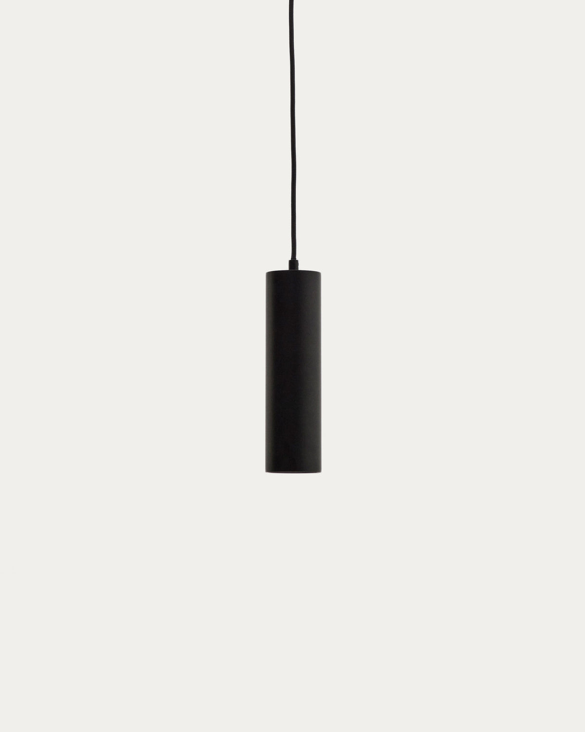Deckenleuchte Andia aus Aluminium mit schwarzem Finish in Schwarz präsentiert im Onlineshop von KAQTU Design AG. Pendelleuchte ist von Kave Home