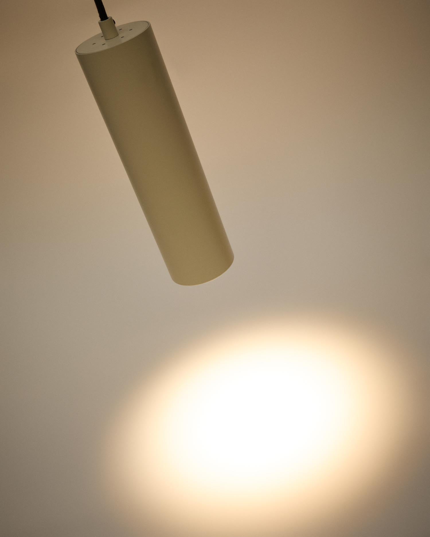 Die Deckenleuchte Andia von Kave Home besticht durch ihr minimalistisches Design aus Aluminium und beigem Finish. Ideal für stilvolle Beleuchtung.