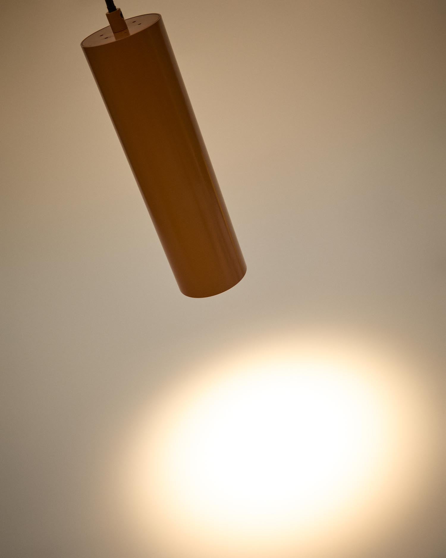 Die Andia Deckenleuchte von Kave Home kombiniert elegantes Aluminium mit einem einladenden terrakottafarbenen Finish und sorgt für stimmungsvolle Beleuchtung.