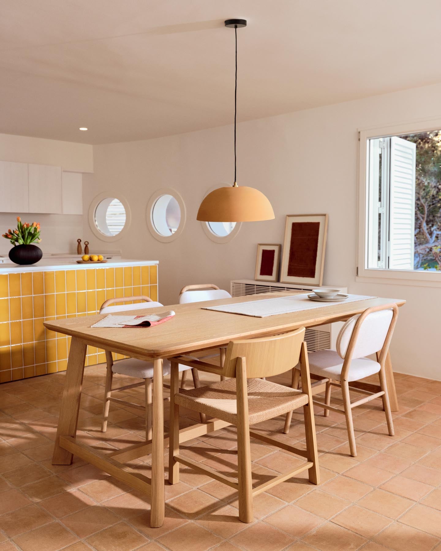 Deckenleuchte Nibla aus Metall in Terrakottaoptik Ø 46 cm in Terrakotta präsentiert im Onlineshop von KAQTU Design AG. Lampenschirm ist von Kave Home