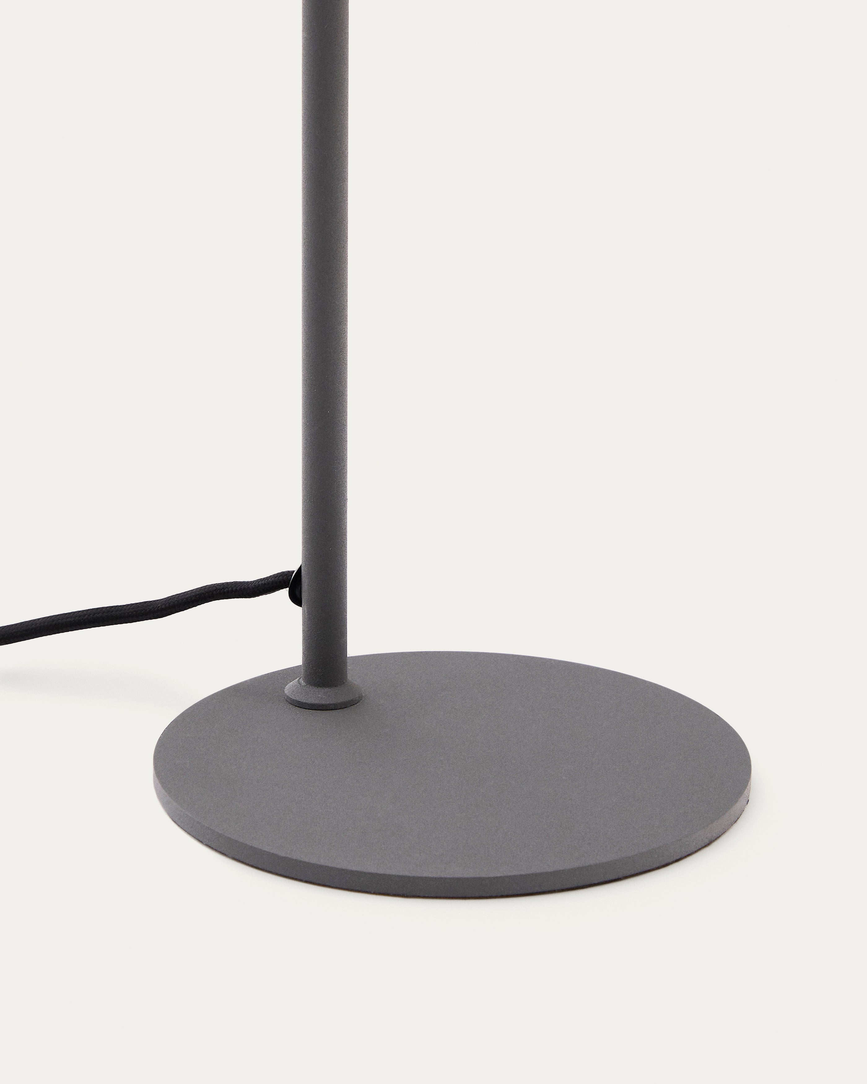 Schreibtischlampe Manie aus Metall mit Finish in schwarzer Gusseisenoptik in Schwarz präsentiert im Onlineshop von KAQTU Design AG. Tischleuchte ist von Kave Home